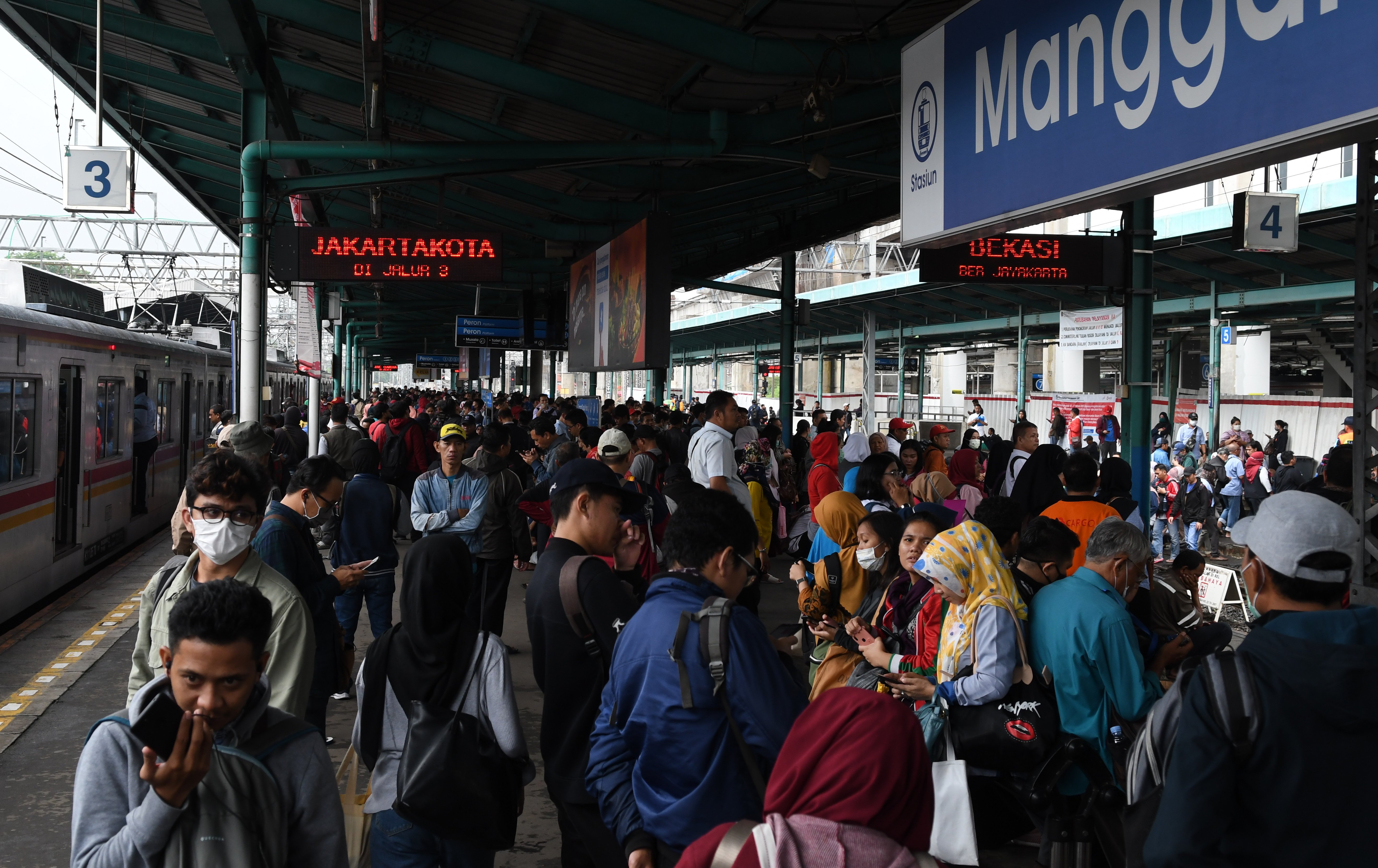 Warga menunggu KRL di Stasiun Manggarai. Banjir yang menggenangi sejumlah stasiun di Jakarta, mengakibatkan keterlambatan keberangkat KRL.