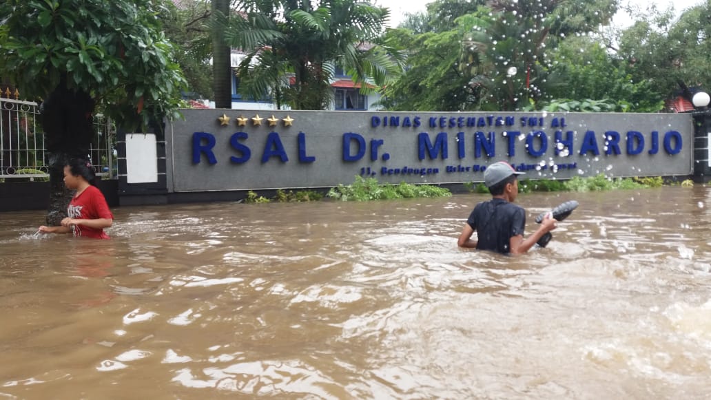 Banjir di depan RSAL Dr Mintohardjo
