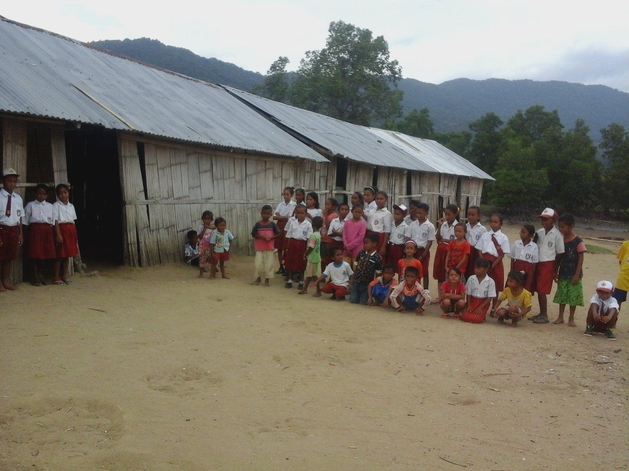 Para siswa dan guru di Sekolah Dasar Negri desa tanjung boleng , Manggarai barat