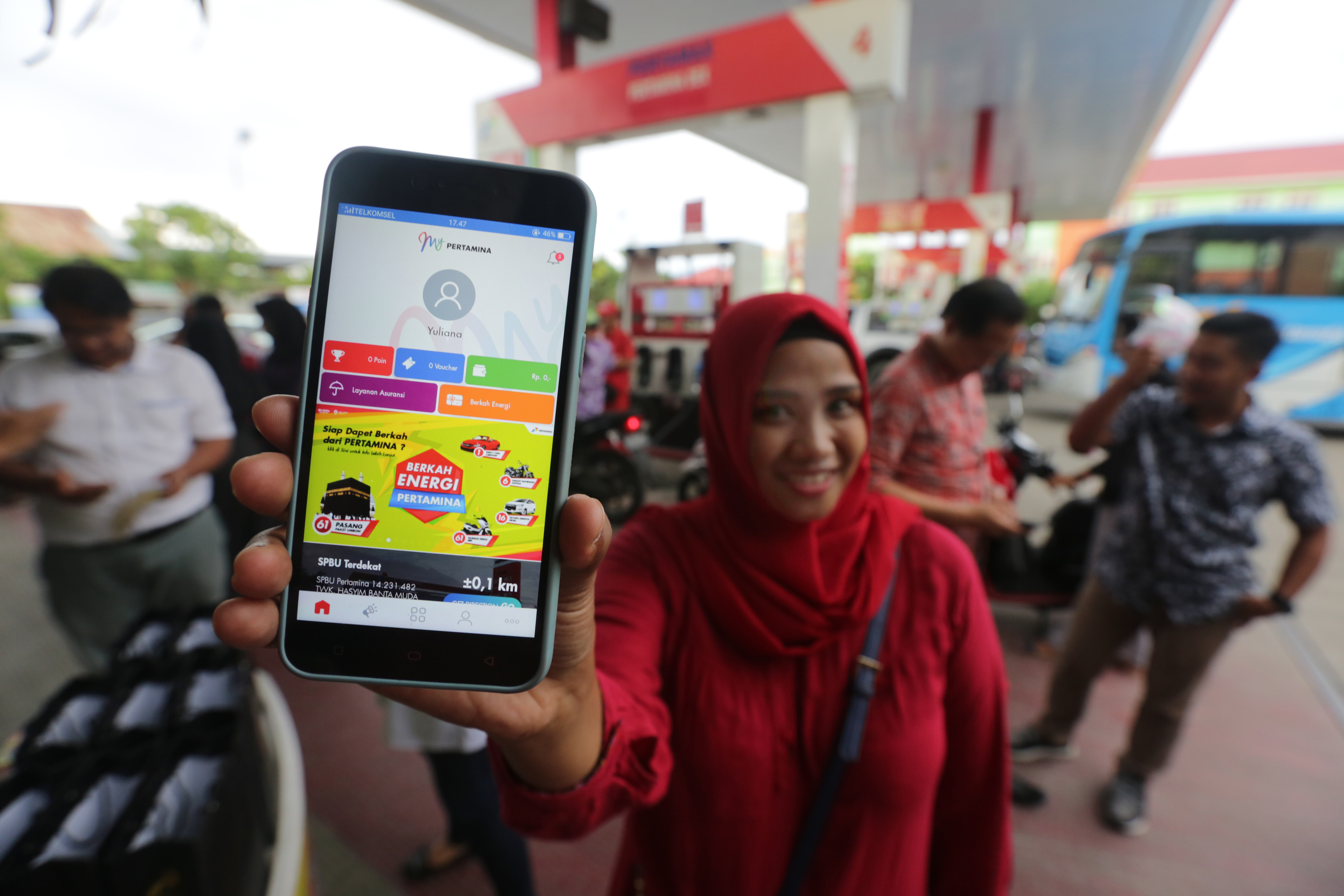 Konsumen memperlihatkan aplikasi MyPertamina untuk mengikuti program Berkah Energi Pertamina (BEP) di SPBU Kp Mulia, Banda Aceh, Aceh.