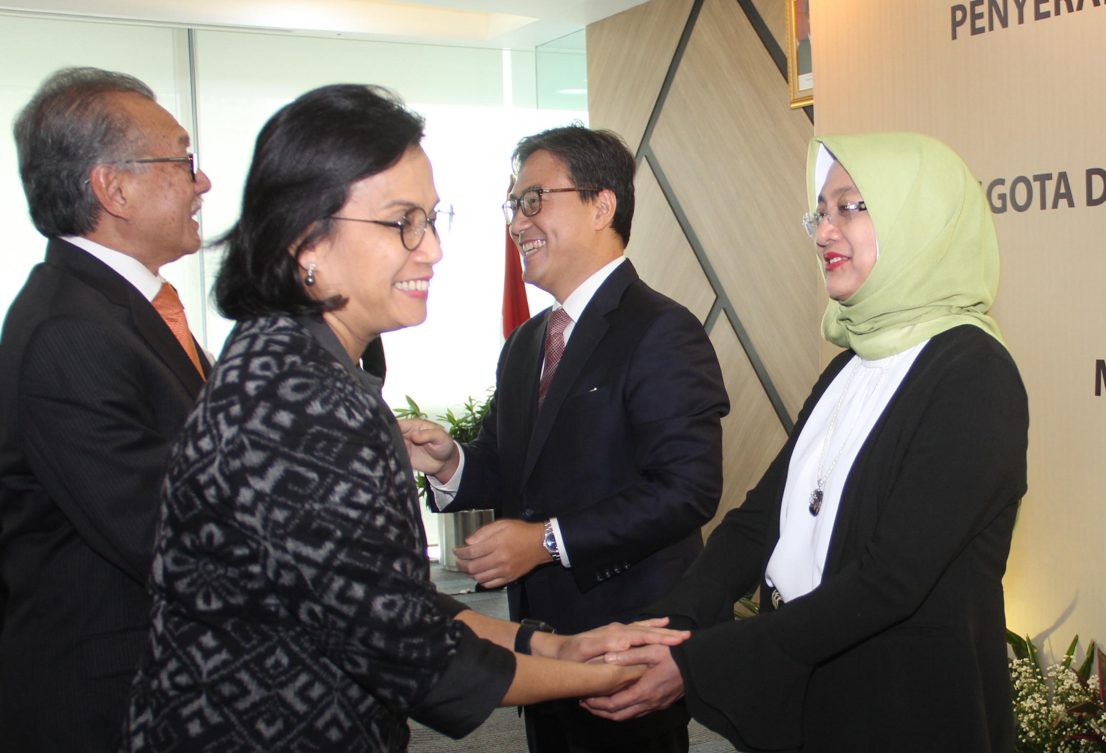 Menteri Keuangan Sri Mulyani (tengah)  menyalami Kepala Eksekutif Lembaga  Penjamin Simpanan (LPS) yang baru, Lana Soelistianingsih (kanan) 