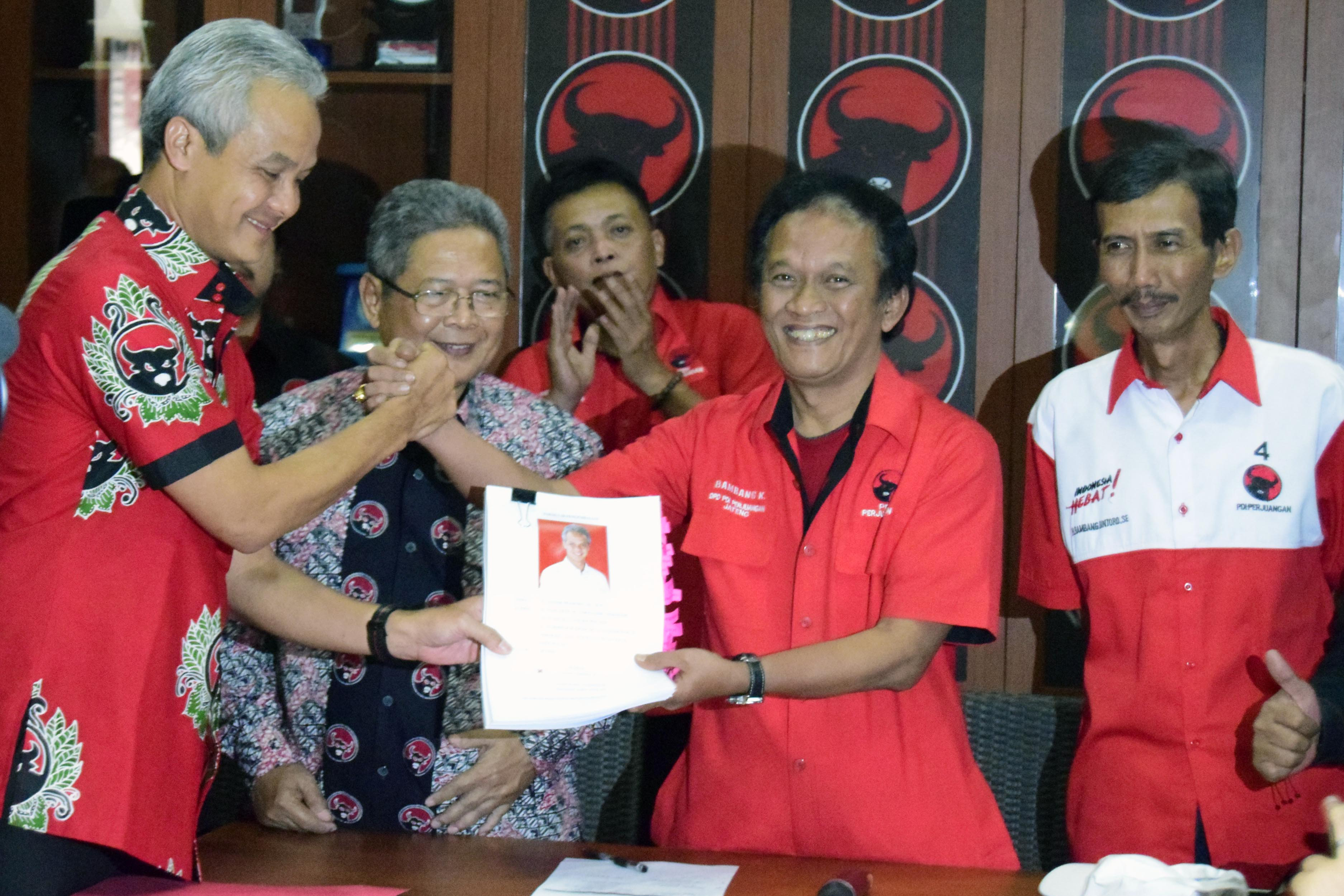  Gubernur Jawa Tengah Ganjar Pranowo menyerahkan berkas pendaftaran diterima sekertaris DPD PDIP Jawa Tengah Bambang Kusriyanto.