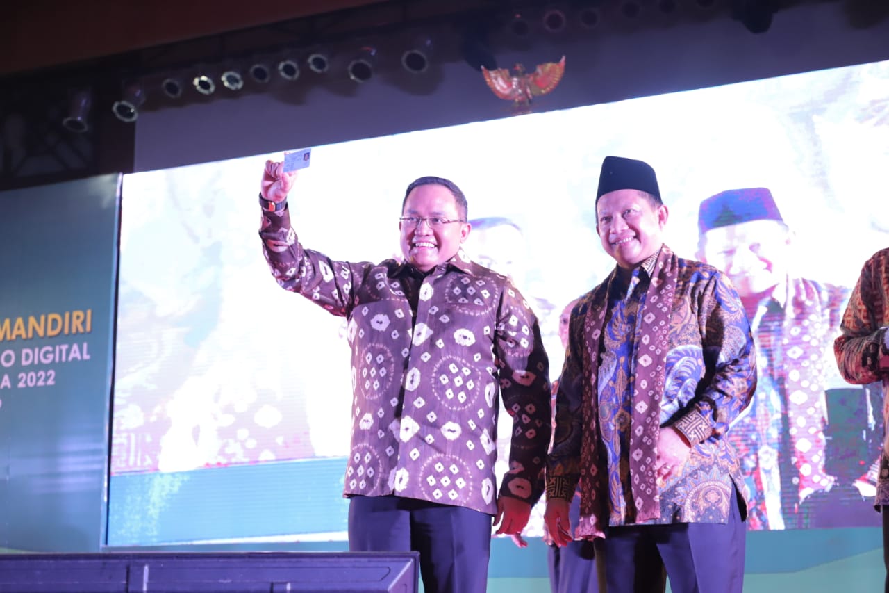 Mendagri Tito Karnavian (kanan) meluncurkan mesin Anjungan Dukcapil Mandiri (ADM) di Opproom Pemkab Muba, Jumat (28/2).