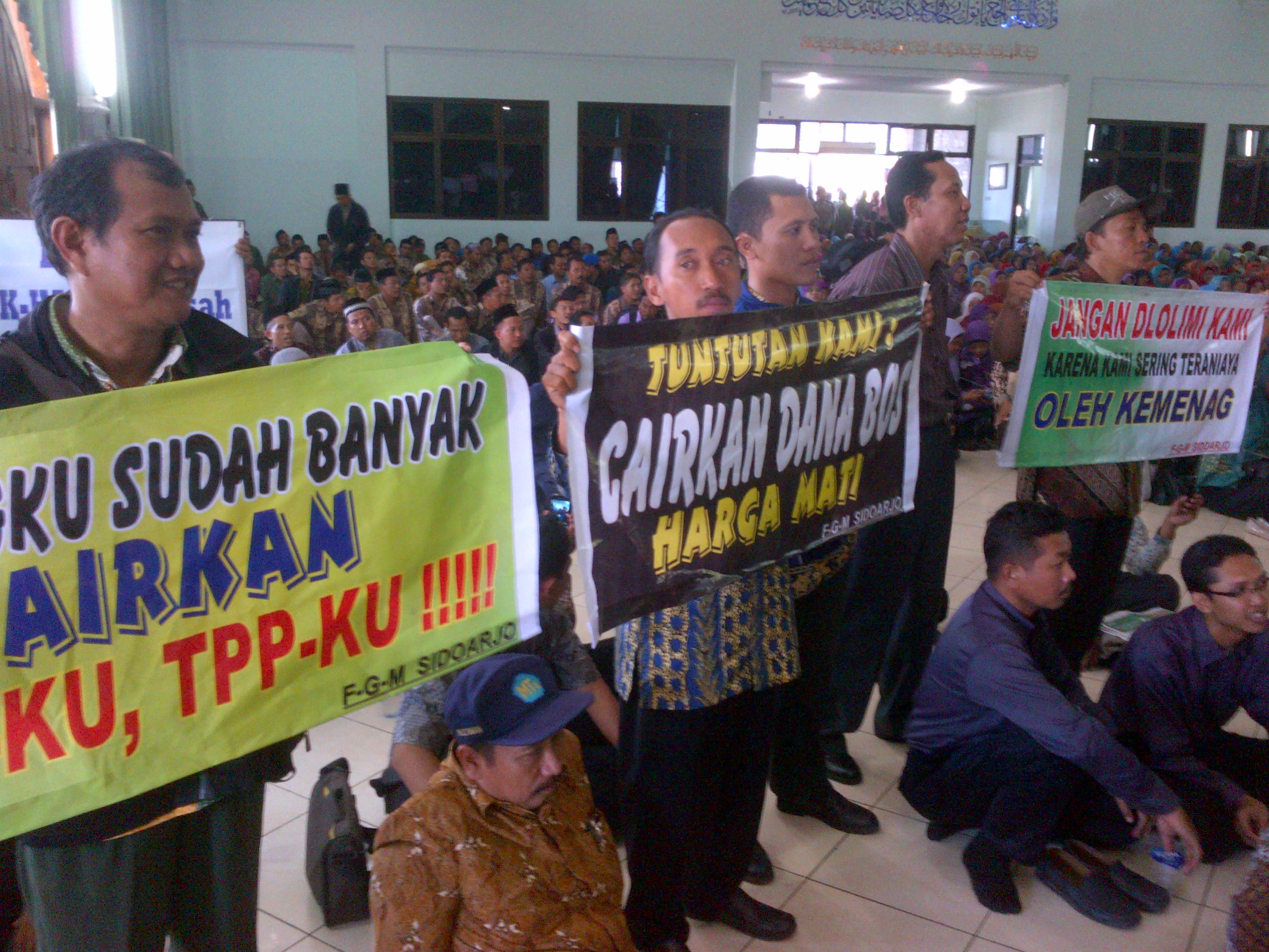 Demo pencairan dana Bos yang lambat.