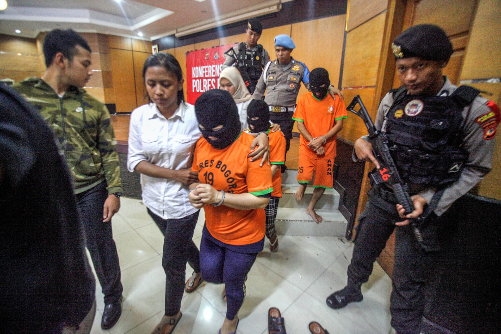 Para tersangka digiring polisi saat rilis kasus kawin kontrak di kawasan Puncak di Polres Bogor