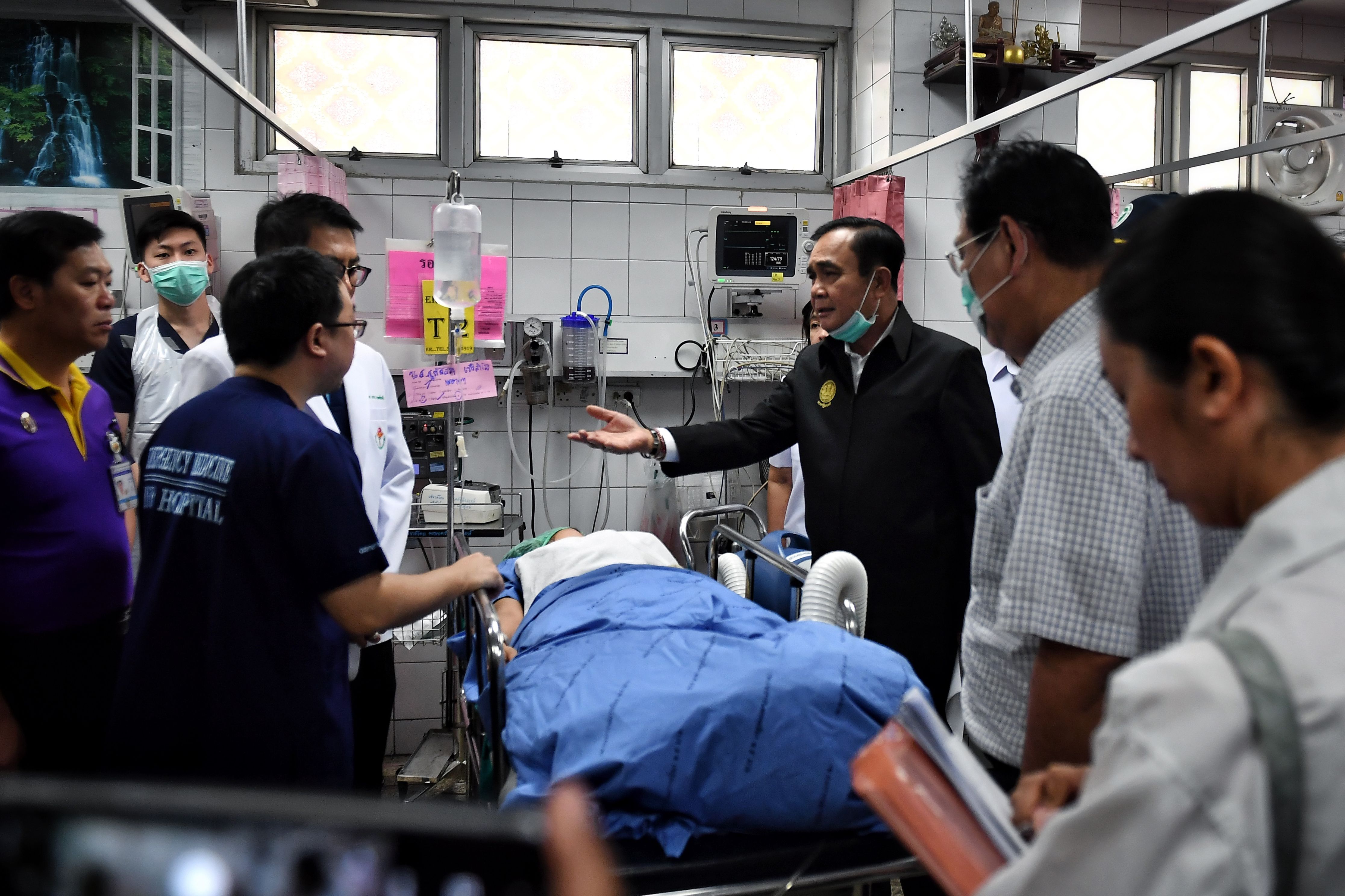 PM Thailand Prayut Chan-O-Cha (ketiga kiri) menjenguk pasien yang selamat dari insiden penembakan di pusat perbelanjaan Terminal 21.