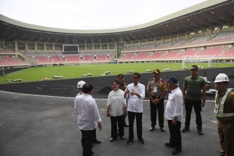 Presiden Jokowi di Stadion Papua Bangkit