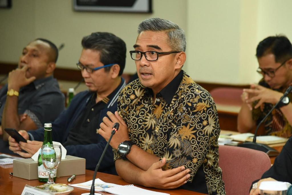 Anggota DPR RI dari Fraksi NasDem, Muhammad Farhan (kanan) saat memberi keterangan.