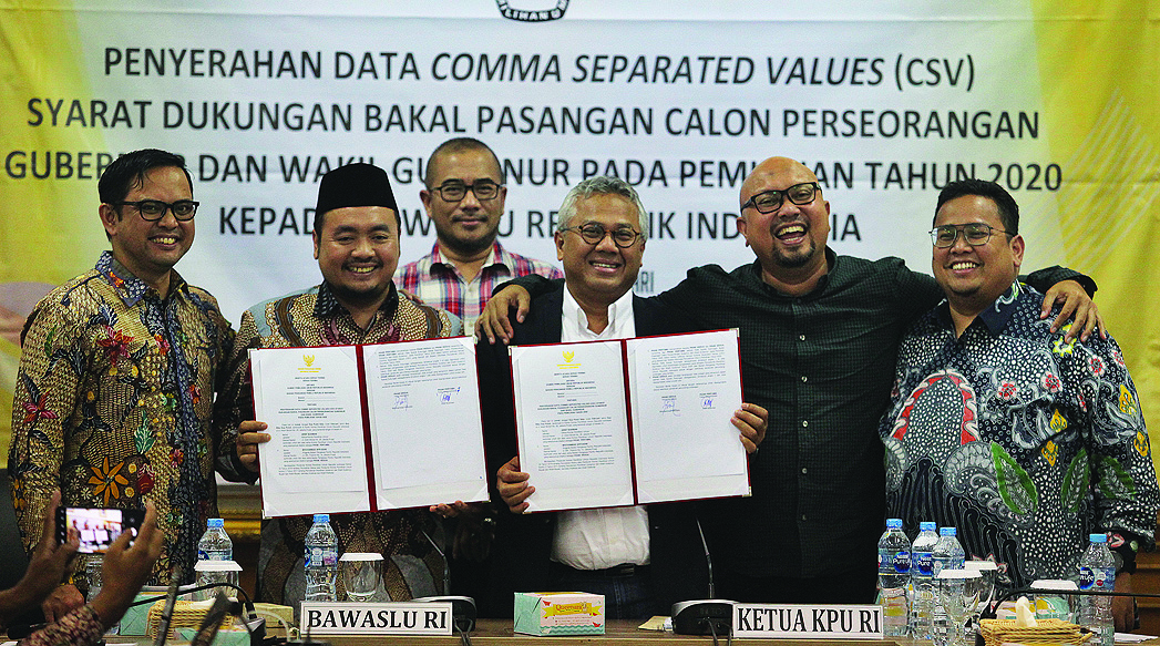 Ketua KPU RI Arief Budiman (ketiga kanan) dan anggota Bawaslu RI Mochammad Afi fuddin (kedua kiri) memperlihatkan Data Comma Separated Value