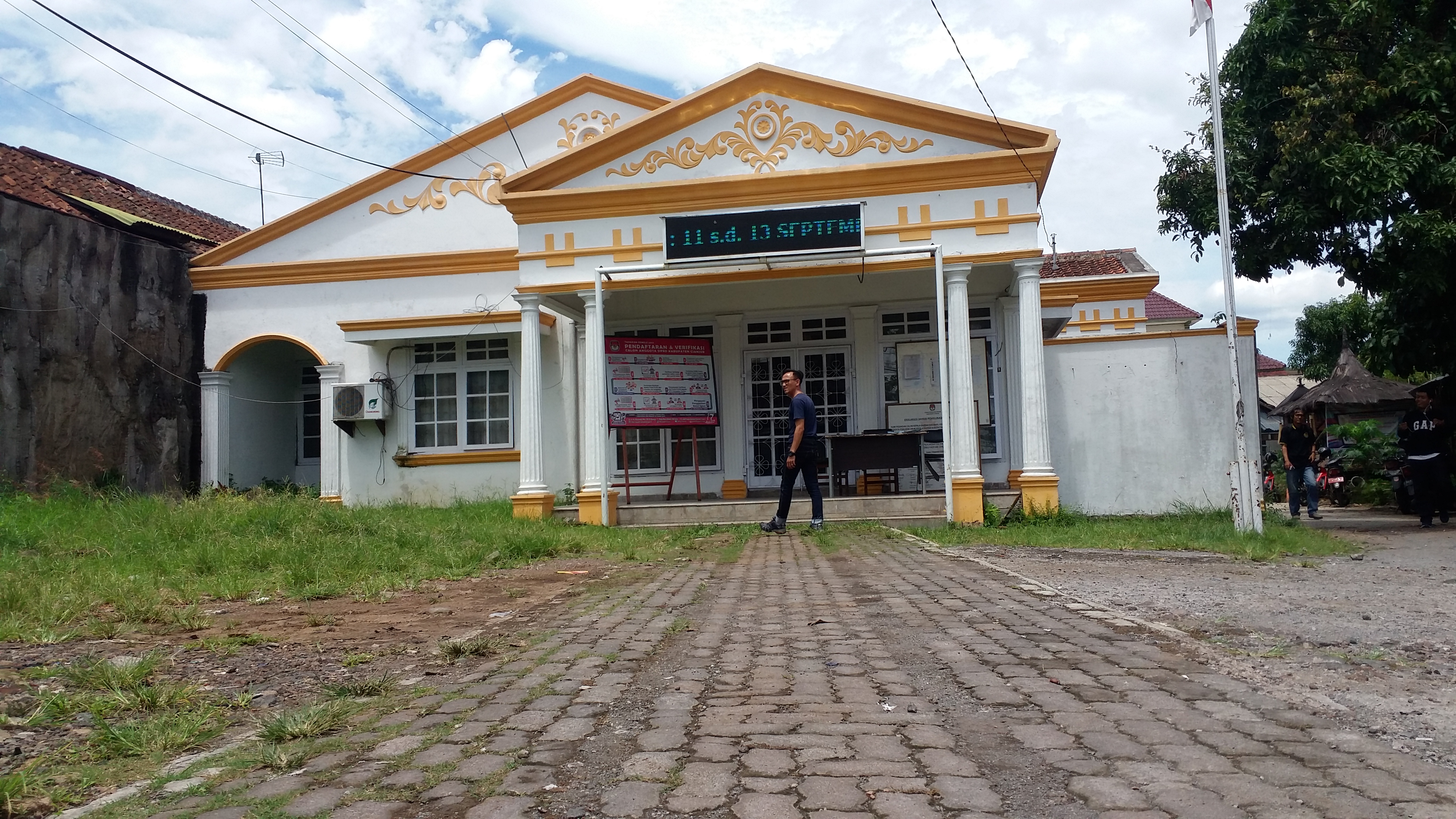 Aktivitas di KPU Cianjur, Jawa Barat.
