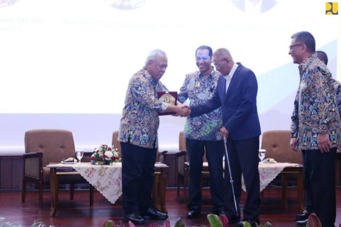 Menteri PUPR Basuki (kiri)