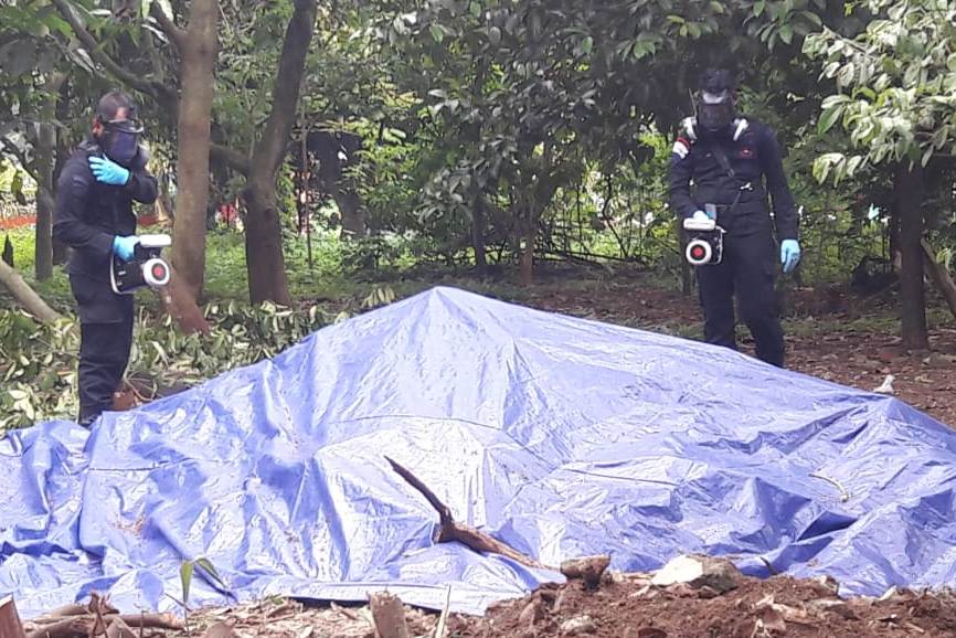 Petugas di lahan terpapar radiasi di Serpong, Tangerang Selatan, Sabtu (15/2).