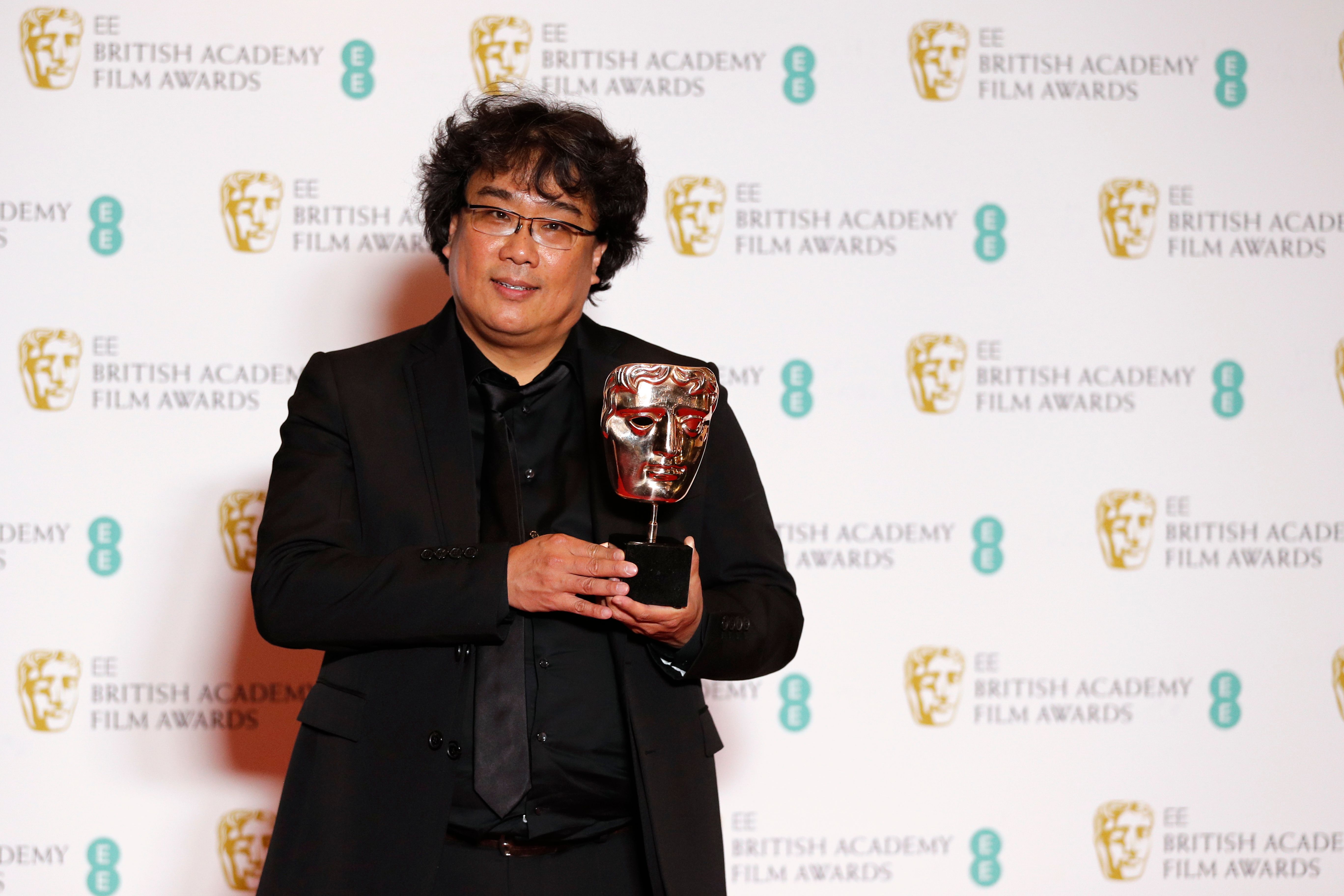 Bong Jon Hoo, sutradara film Parasite memamerkan piala BAFTA di ajang BAFTA ke-73 berlangsung di London, Minggu (2/2/2020) waktu setempat. 