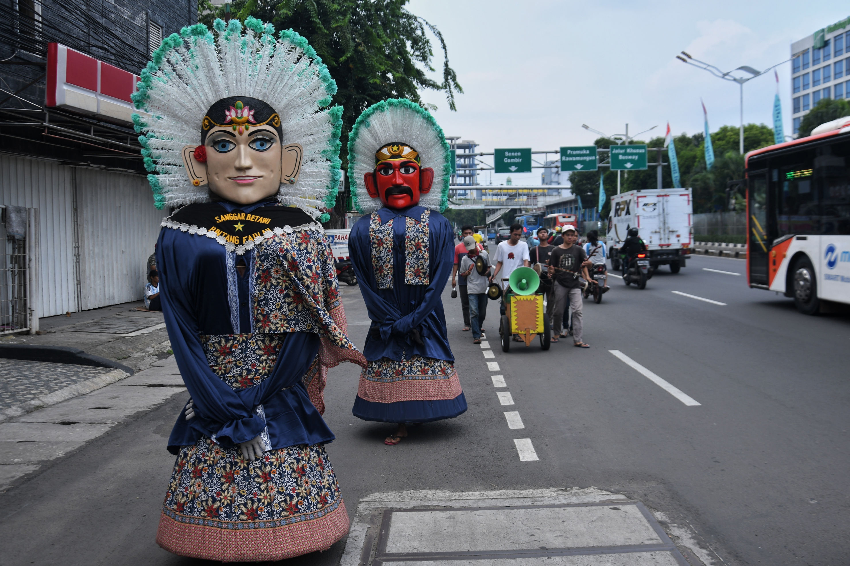 Pengamen ondel-ondel beraksi di kawasan Matraman, Jakarta, Rabu (12/2/2020).