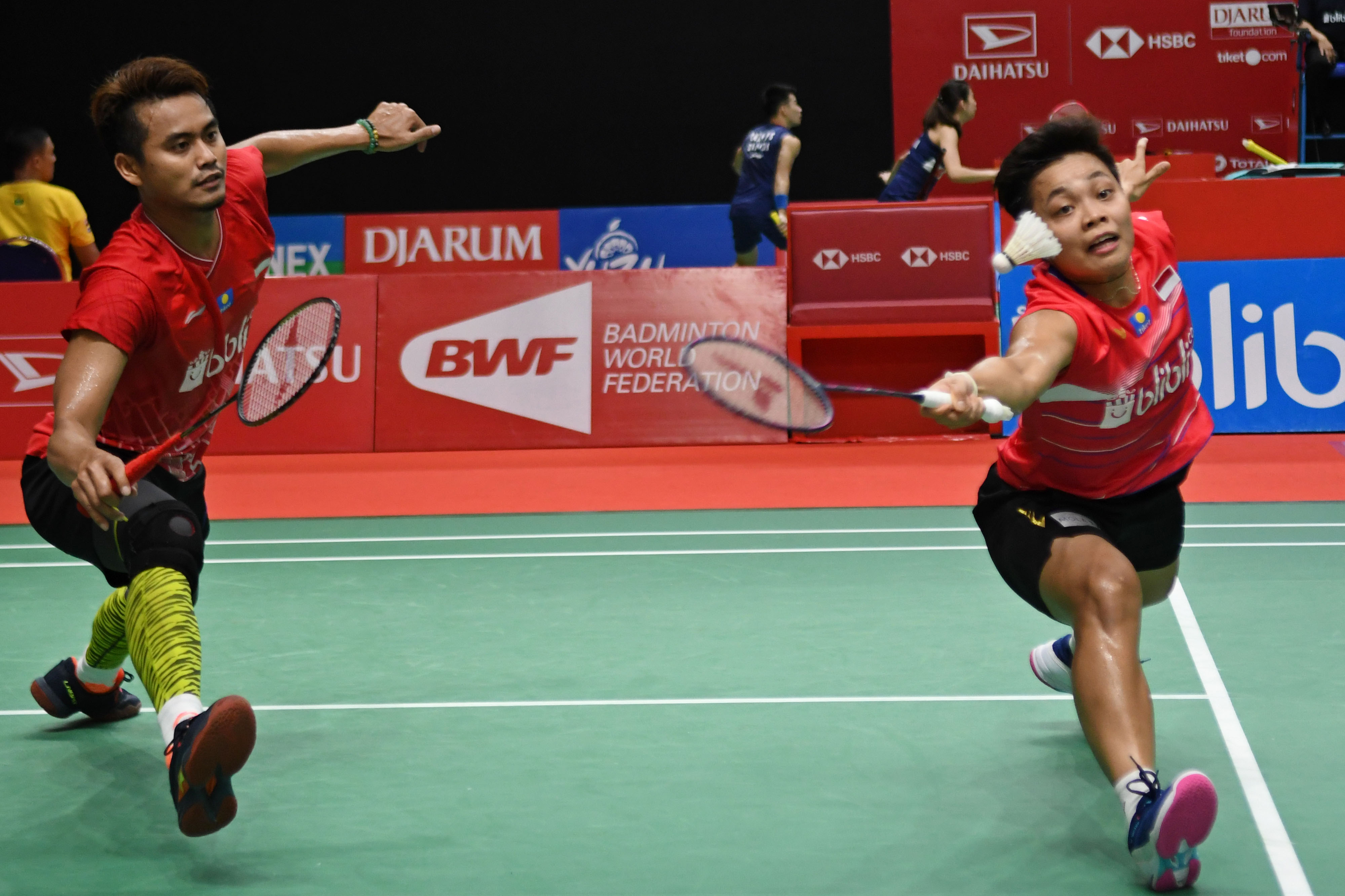  Pebulu tangkis ganda campuran Apriyani Rahayu (kanan) dan rekannya Tontowi Ahmad