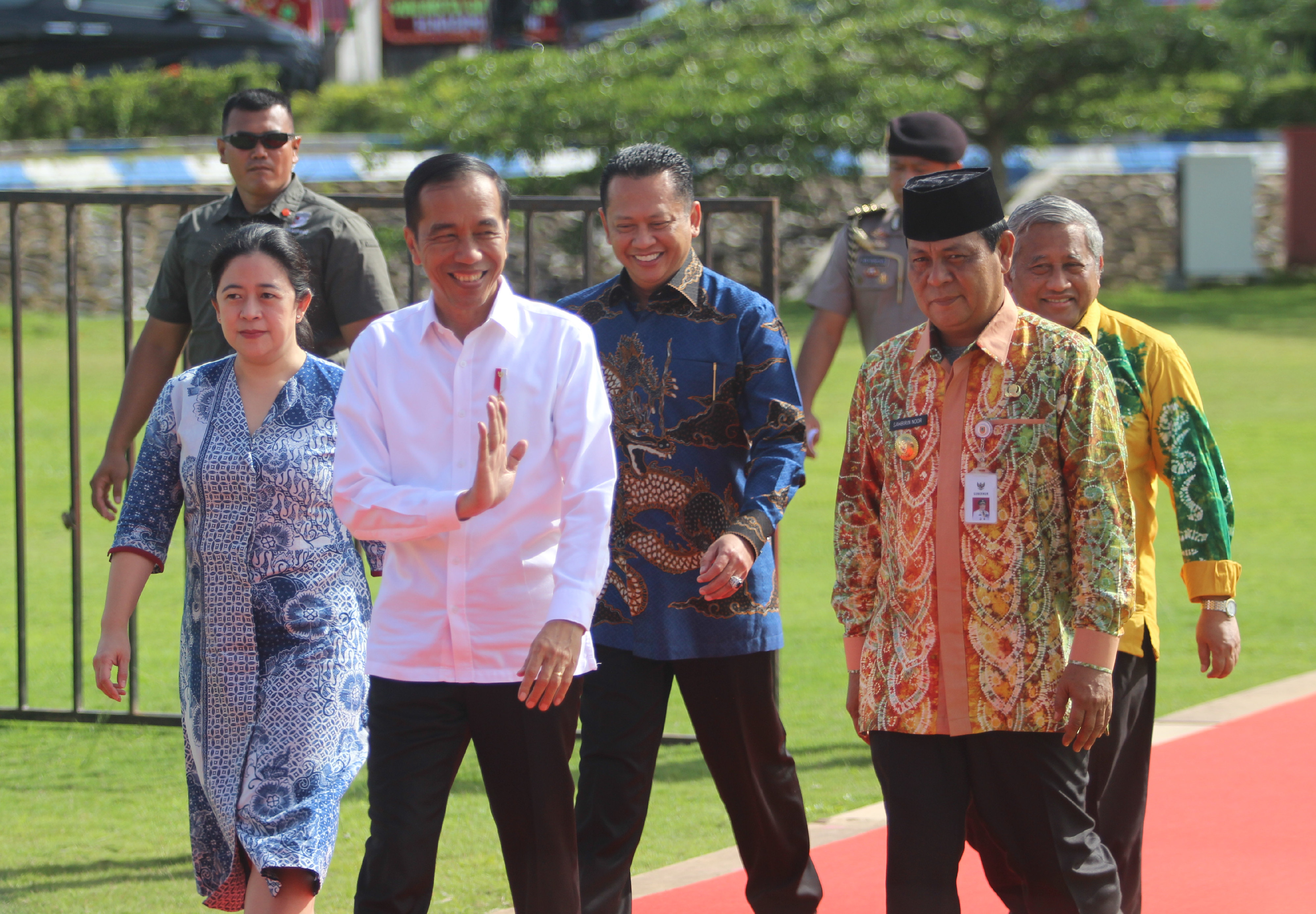  Presiden Joko Widodo didampingi Ketua Dewan Pers Muhammad Nuh menuju lokasi acara puncak perayaan Hari Pers Nasional di Kalimantan Selatan.
