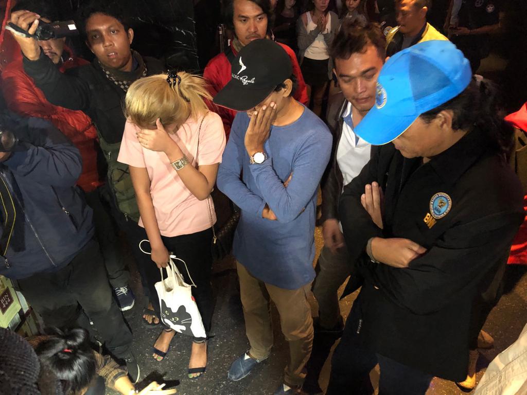 Deputi Bidang Pemberantasan BNN Irjen Arman Depari (kanan) memantau langsung pemeriksaan urine para pengunjung Diskotek Golden Crown.