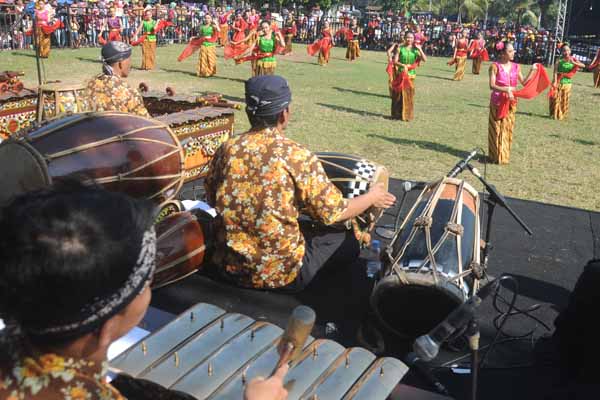 Sejumlah pemain gamelan mengiringi penari yang menarikan tarian Lengger Sulasih.
