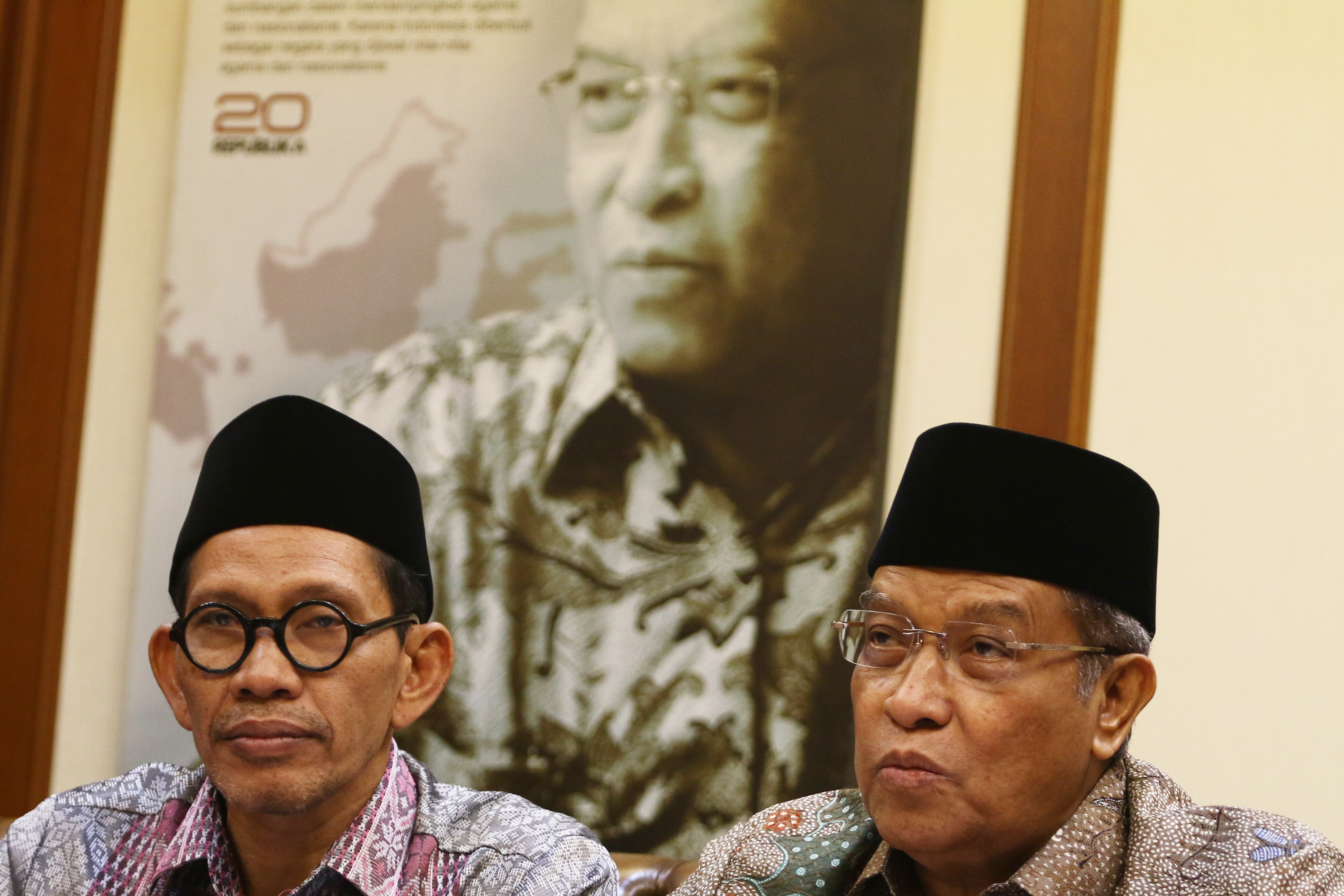 Ketua Umum Pengurus Besar Nahdlatul Ulama (PBNU) KH Said Aqil Siroj (kanan) didampingi Ketua Robikin Emhas (kiri)