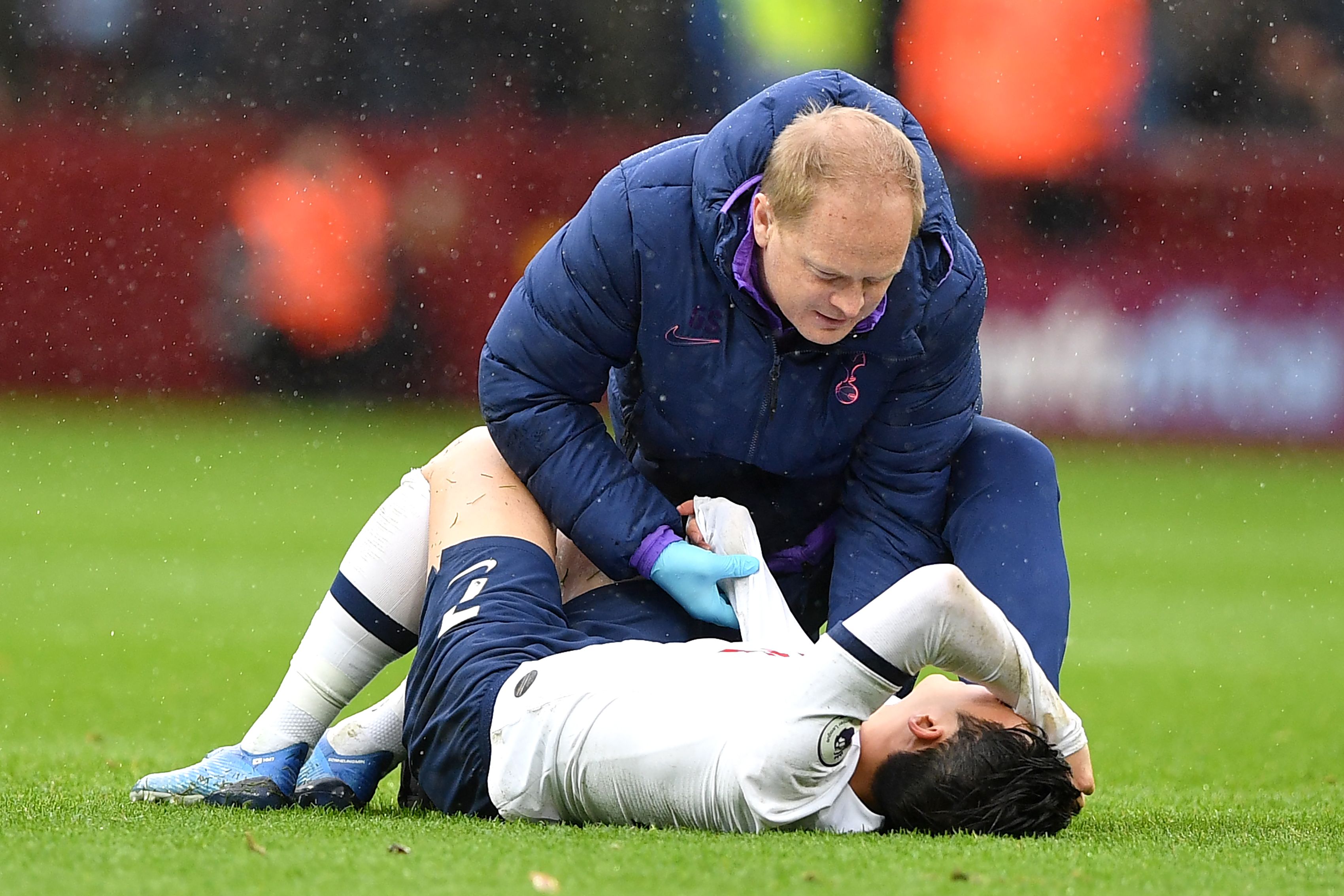 Son Heung-min mengalami cedera dalam laga Liga Primer Inggris melawan Aston Villa.