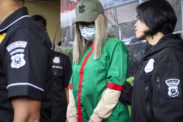  Polisi menghadirkan artis Lucinta Luna (tengah) pada rilis kasus narkoba di Polres Metro Jakarta Barat, Rabu (12/2).