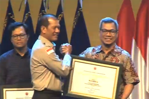 Kepala BNPB Monardo ketika memberikan penghargaan kepada Direktur Pemberitaan Media Indonesia Usman Kansong 