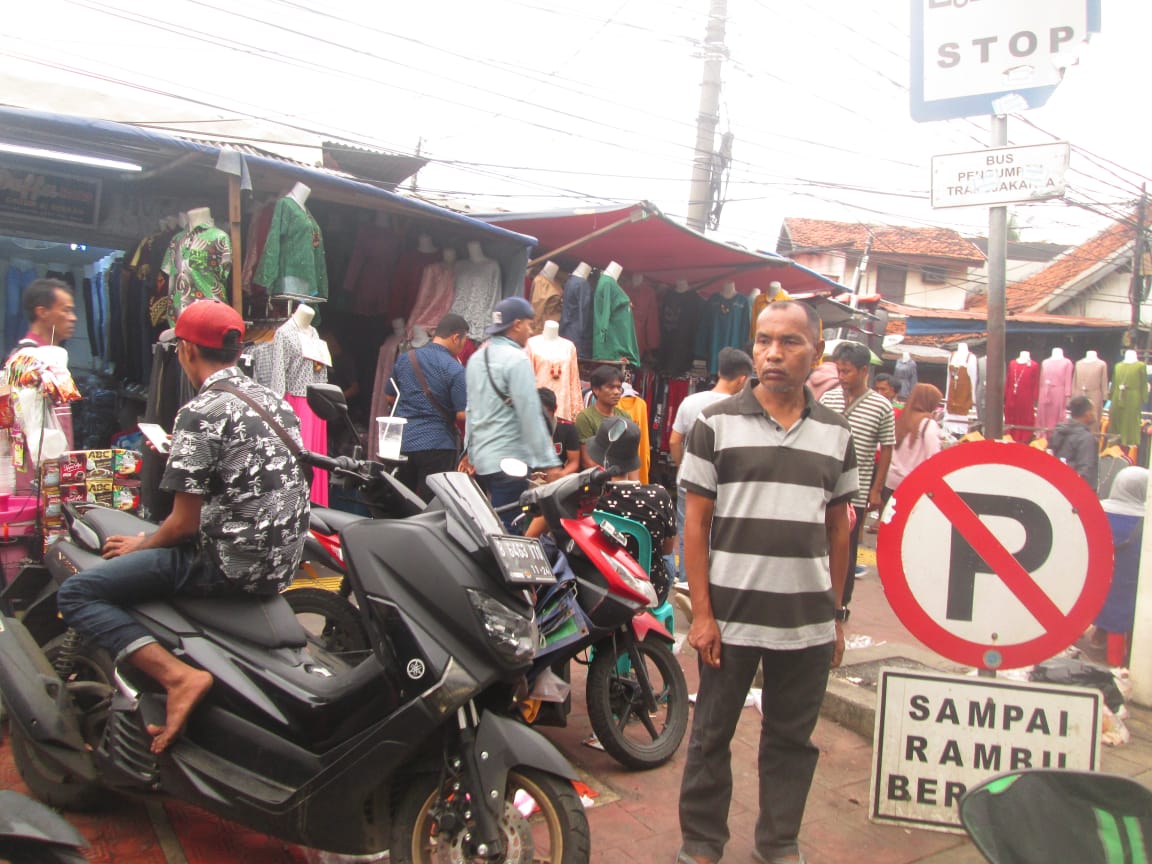 PKL yang berdagang di atas trotoar Tanag Abang