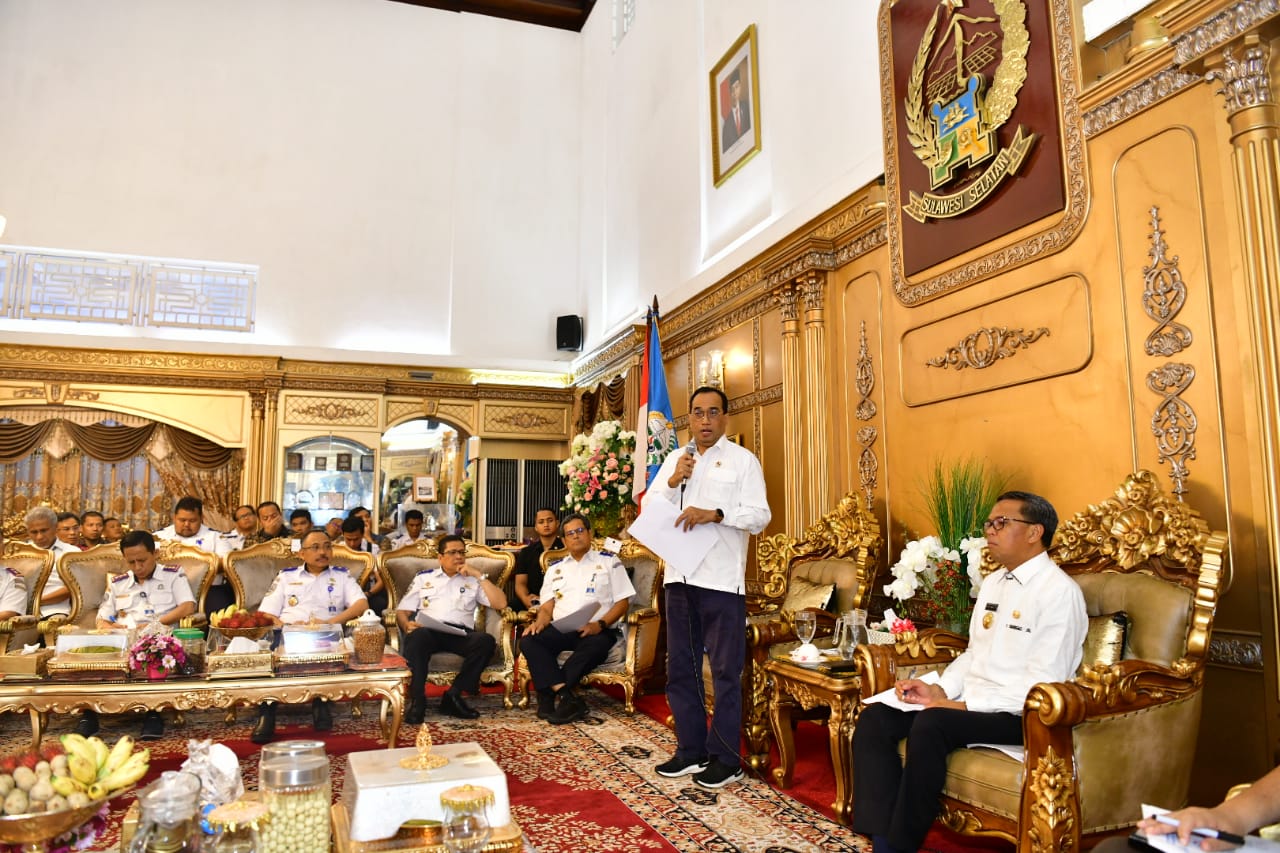 Menhub Budi Karya (berdiri) tengah menjelaskan pelarangan sementara umrah oleh pemerintah Arab Saudi.