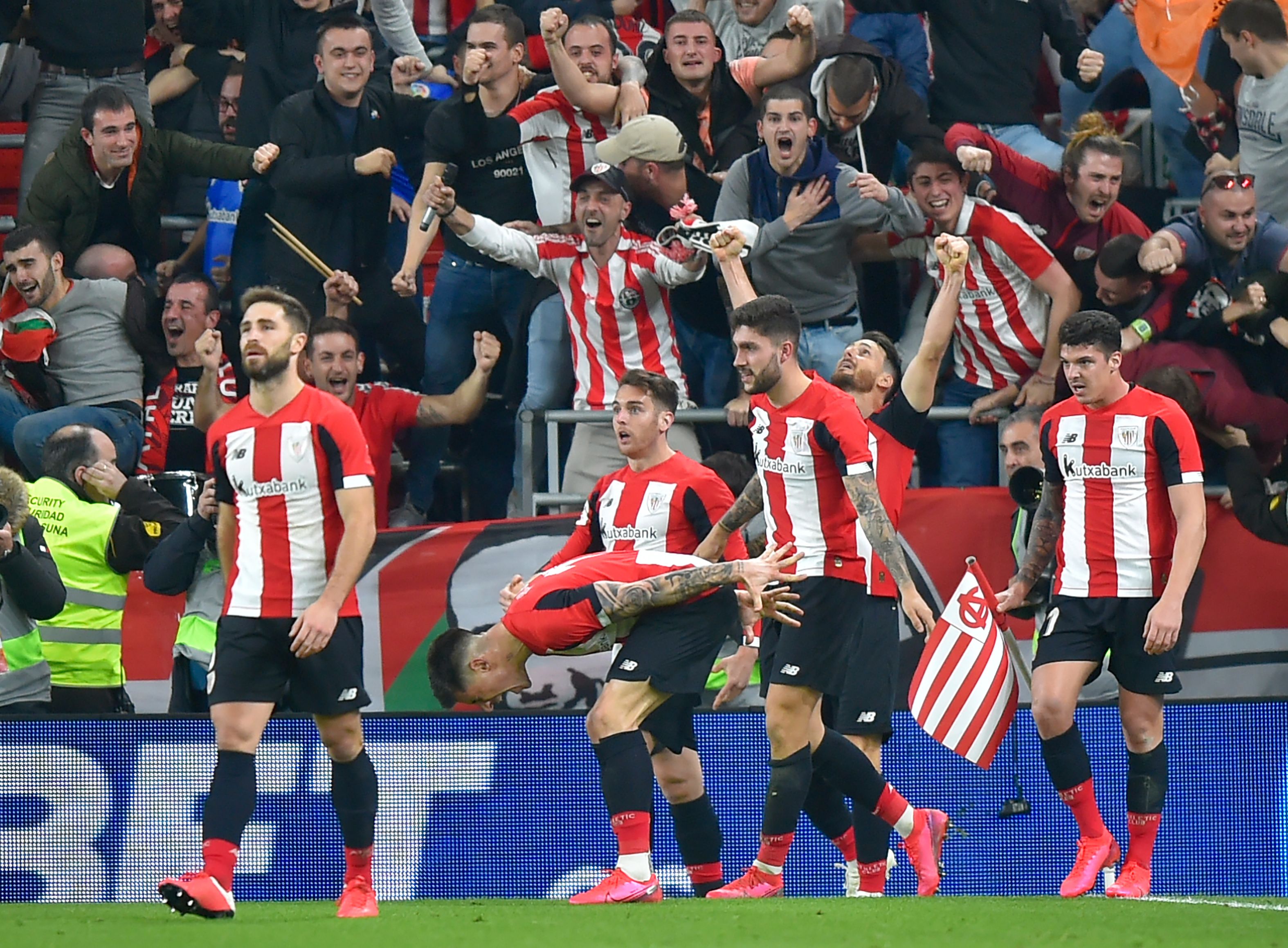 Para pemain Athletic Bilbao merayakan kemenangan setelah masuk perempat final Copa del Rey, Kamis (6/2/2020).