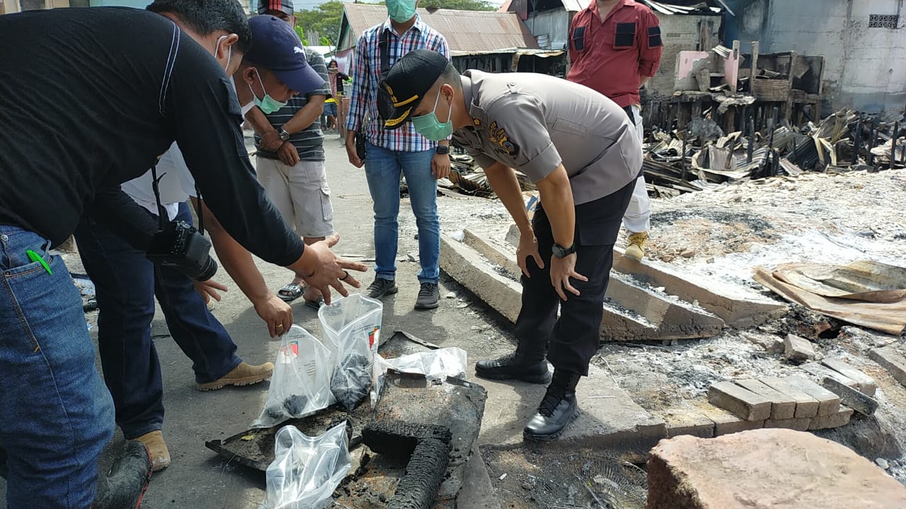 Tim Identifikasi Satreskrim Polres Tolitoli melakukan olah TKP dan pengumpulan bukti penyebab kebakaran di  Kelurahan Sidoarjo, Tolitoli. 