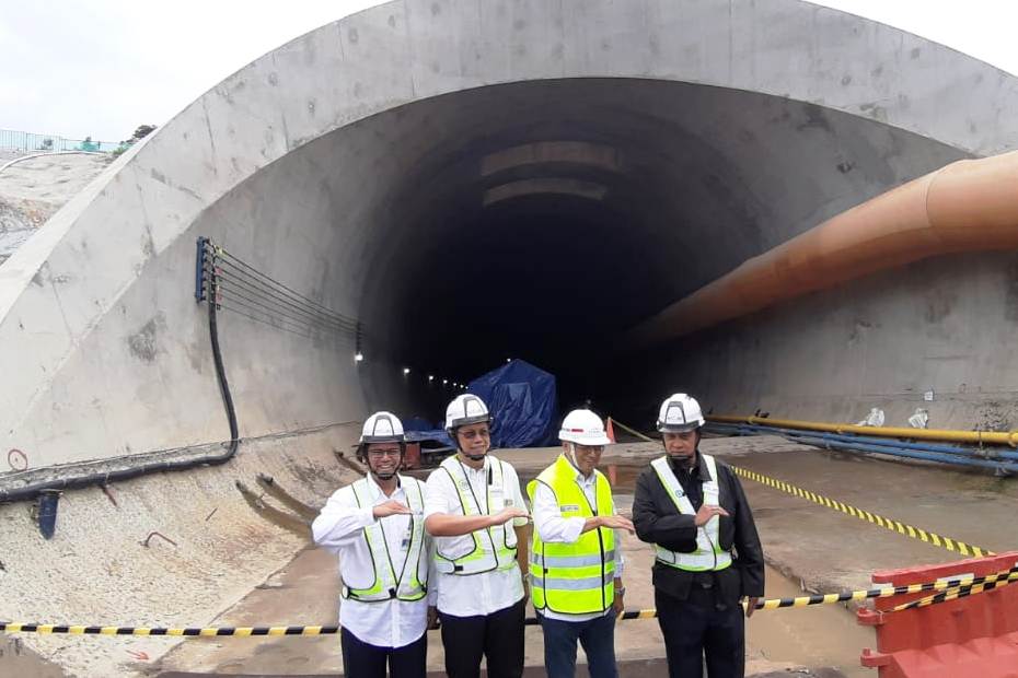 Menhub Budi Karya Sumadi (kedua dari kanan) meninjau proyek KCIC.