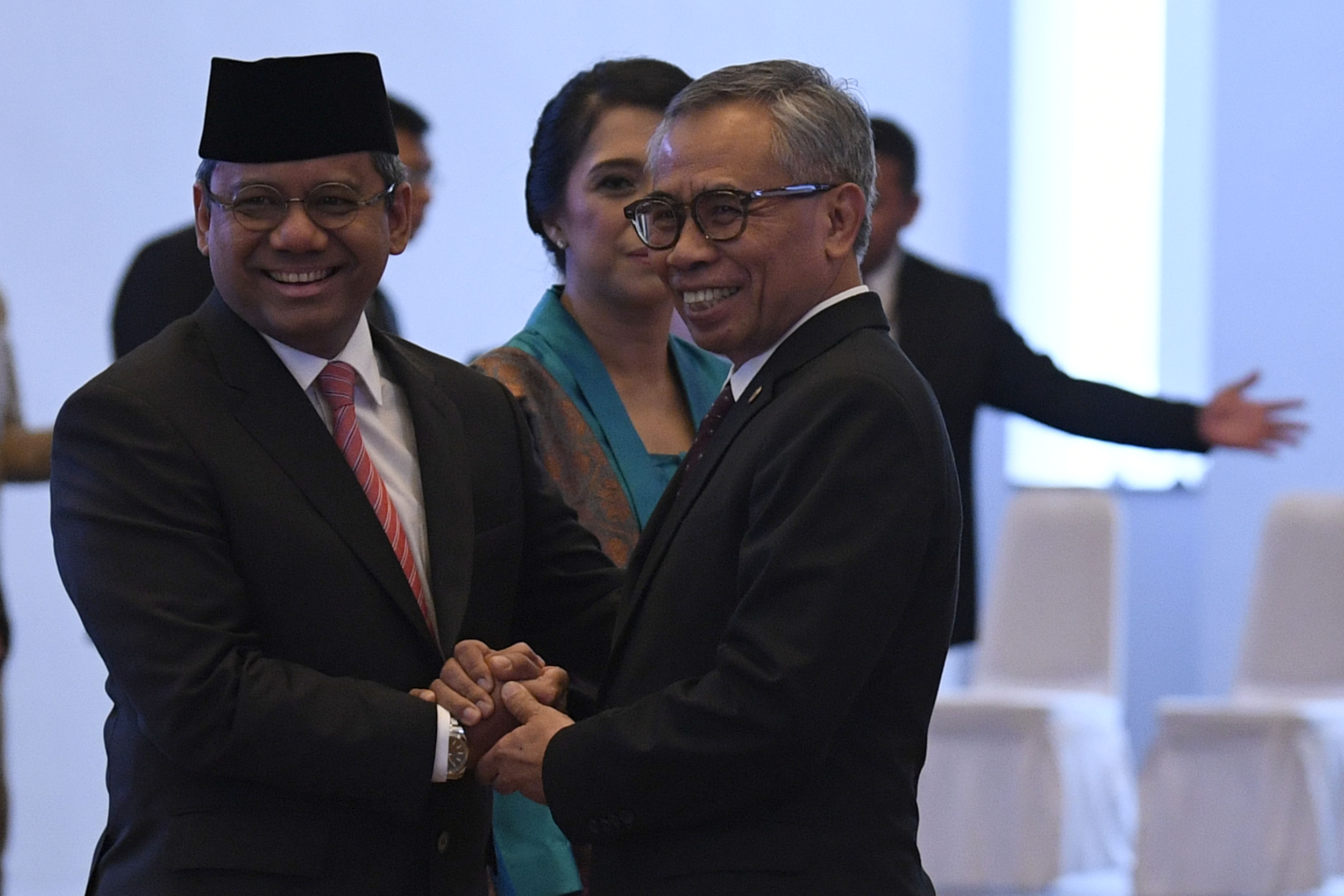 Wakil Menteri Keuangan Suahazil Nazara (kiri) menerima ucapan selamat dari Ketua Dewan Komisioner OJK Wimboh Santoso. 