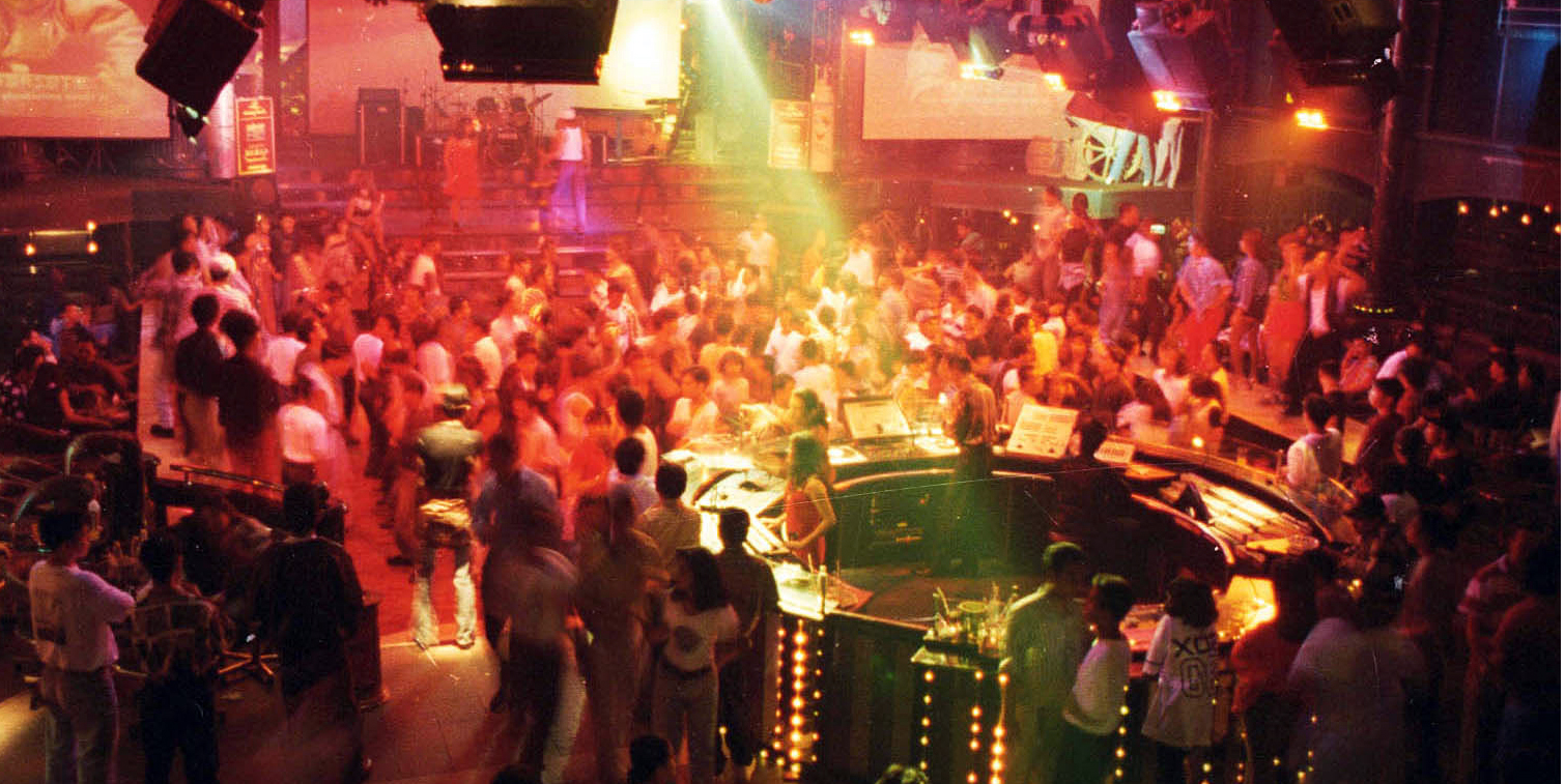  Suasana malam lantai dansa di sebuah diskotek kawasan Jakarta Pusat. Tempat hiburan dan kelab malam menjadi target peredaran narkoba.