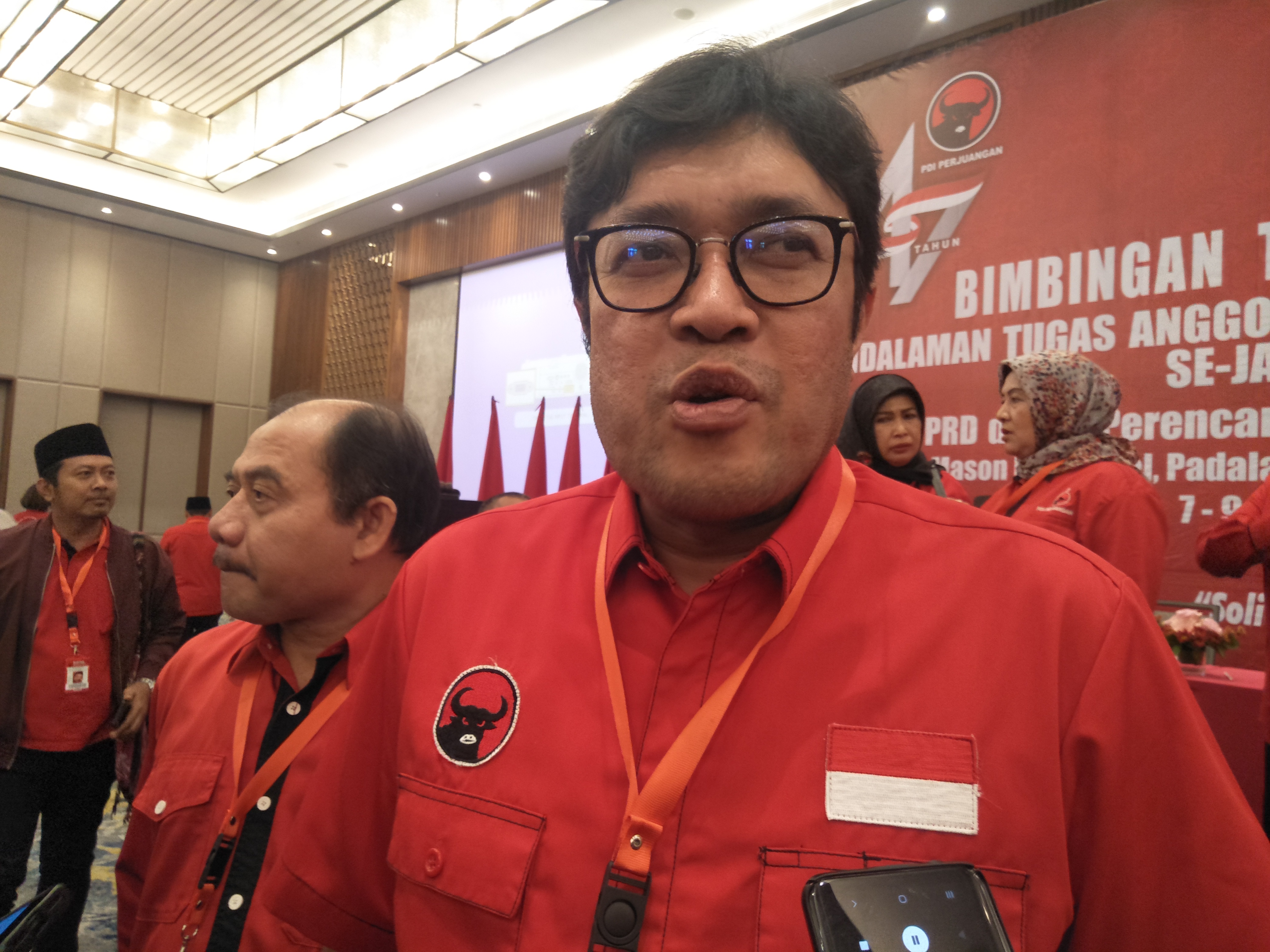Ketua dpd pdip jawa barat ono surono di bandung minggu (9/2)