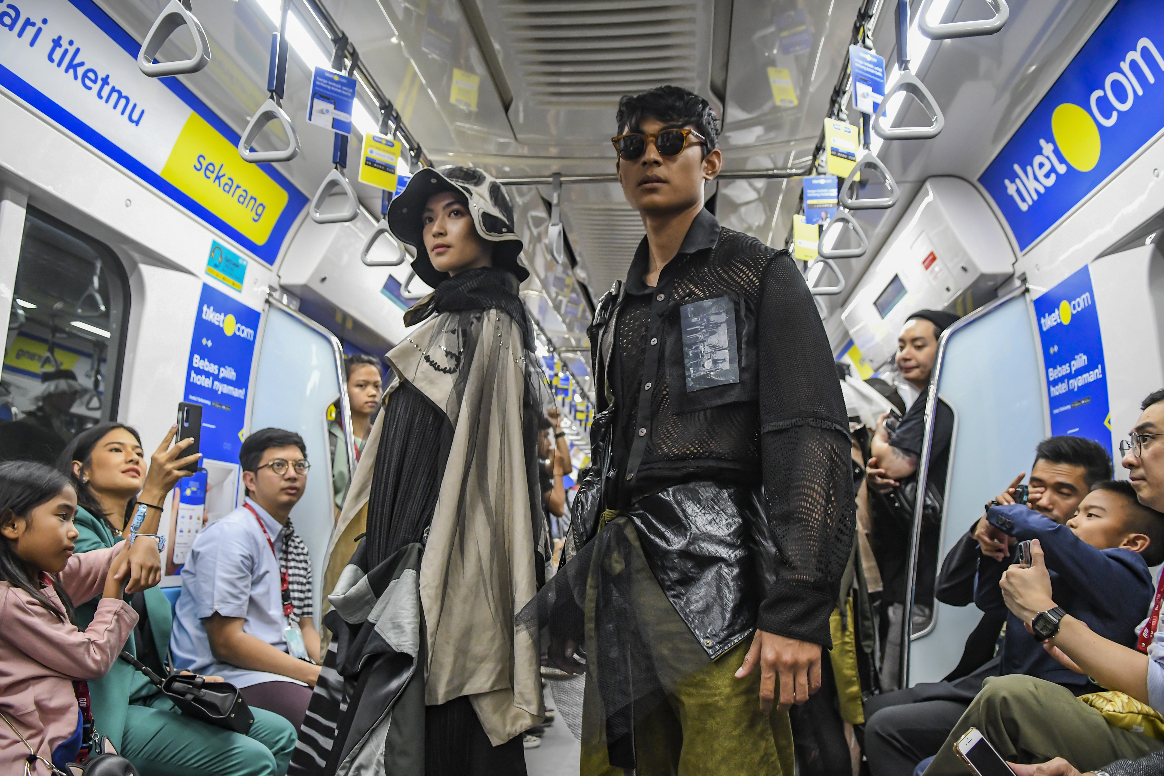 Model berpose saat memperagakan busana pada acara Fashion Rock 2020 di Stasiun MRT Jakarta, Jumat (31/1).
