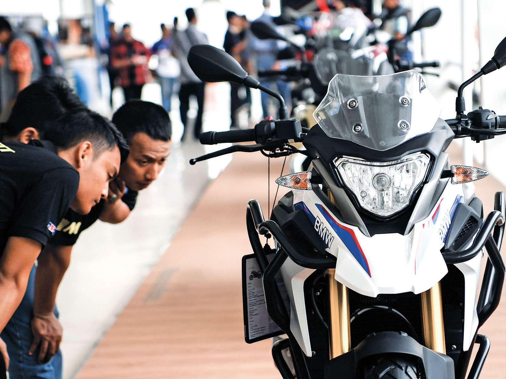Pengunjung melihat motor BMW G 310 GS saat pemeran IIMS Motobike Expo 2019 di Istora Senayan, Jakarta, beberapa waktu lalu