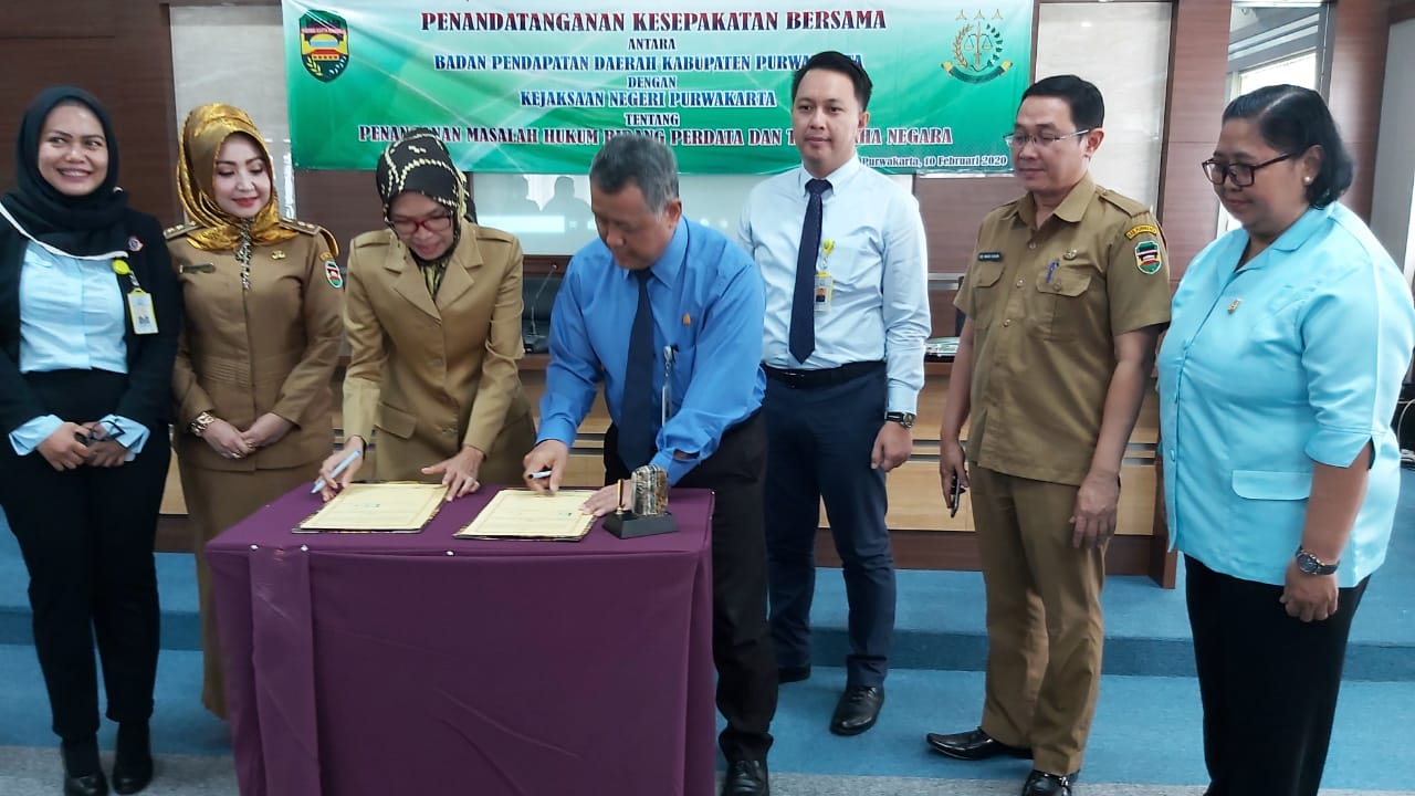 Penandatangan MoU antara Bapenda Purwakarta dengan Kejaksaan Negeri Purwakarta terkait penarikan pajak