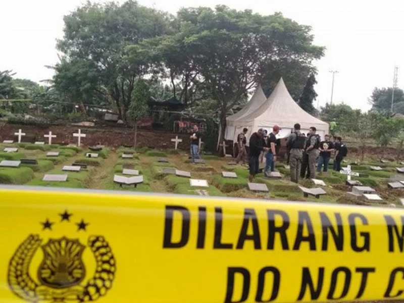 Proses pembongkaran makam putri Karen Idol, Zefania Carina Claproth, untuk kepentingan autopsi di TPU Tanah Kusir, Jakarta, Rabu (19/2).