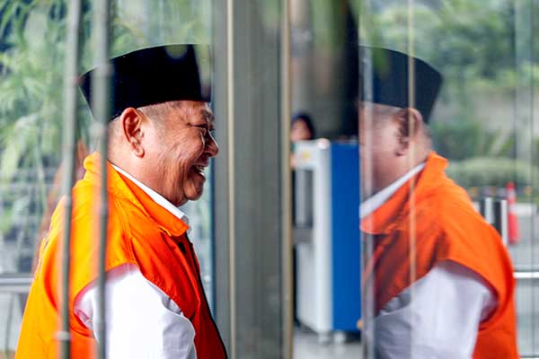 Bupati Sidoarjo nonaktif Saiful Ilah tiba di gedung KPK untuk menjalani pemeriksaan di Jakarta, Kamis (30/1/2020).