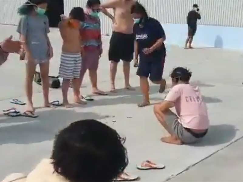 WNI yang sedang melewati masa obervasi di Natuna bermain permainan engklek