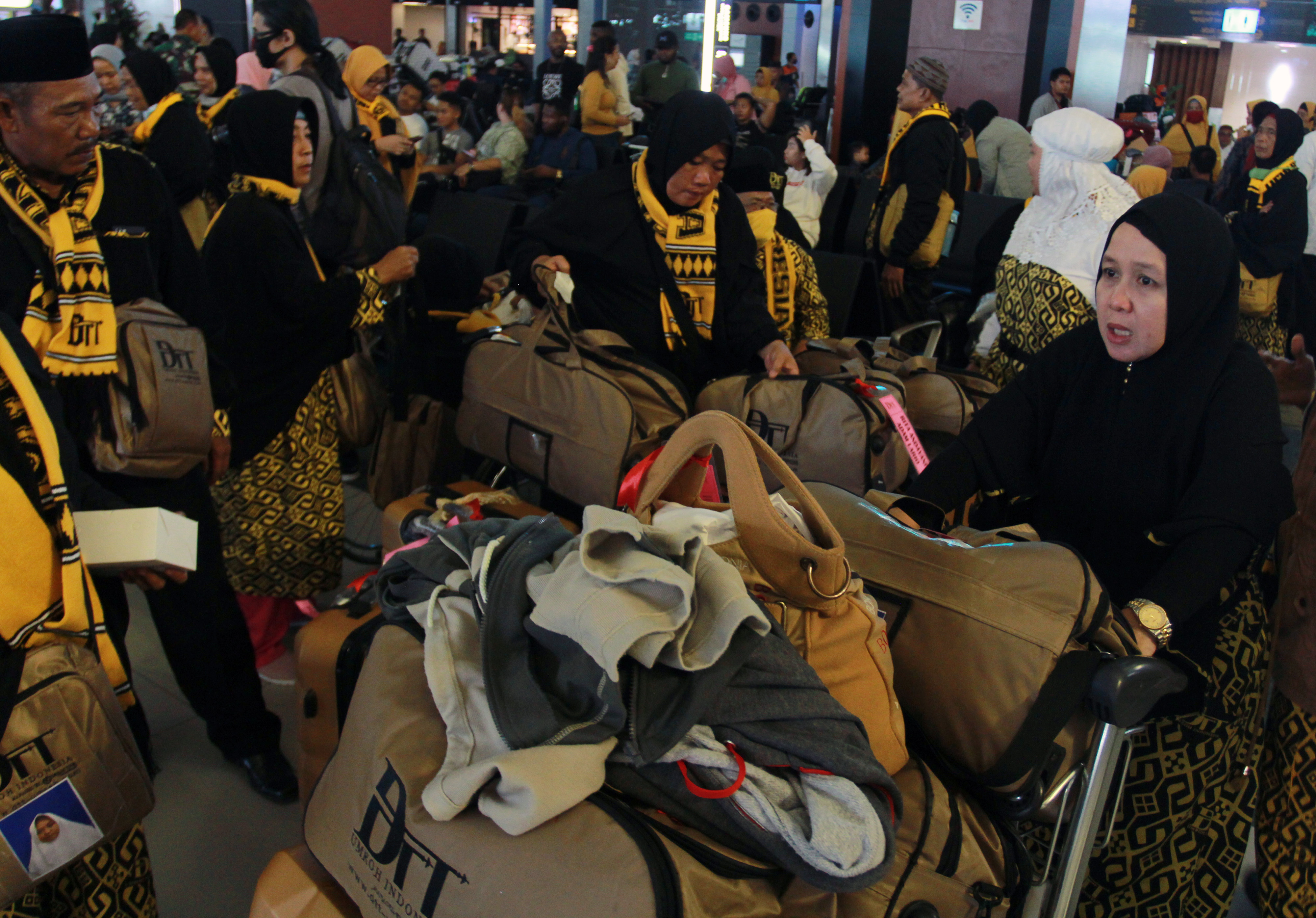 Calon jamaah umrah asal Lampung terpaksa meninggalkan bandara setelah mengetahui pembatalan keberangkatan akibat kebijakan Arab Saudi.