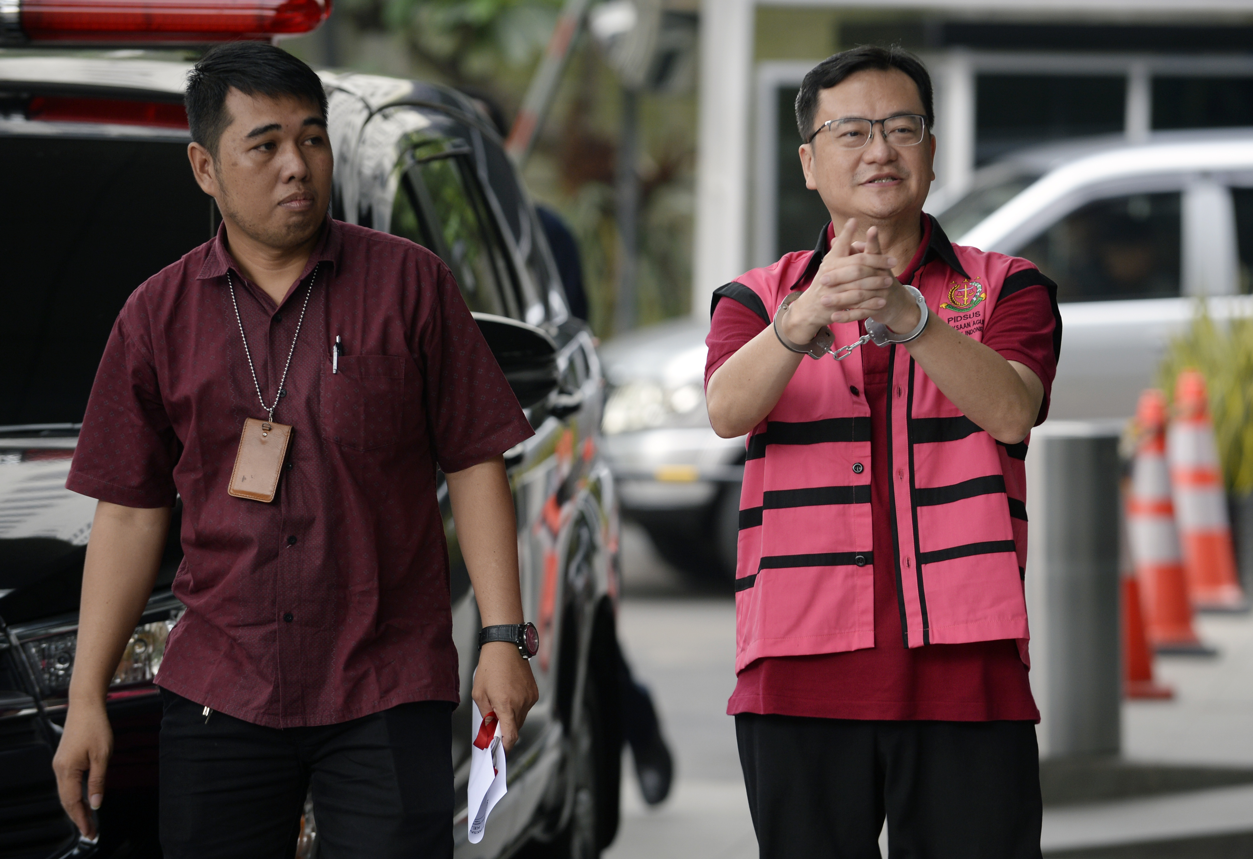 Tersangka kasus dugaan korupsi Jiwasraya, Komisaris Hanson Internasional, Benny Tjokrosaputro, bersiap menjalani pemeriksaan di Gedung KPK.