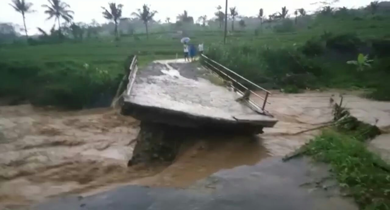Jembatan terputus dihantam luapan air Sungai Cijolong