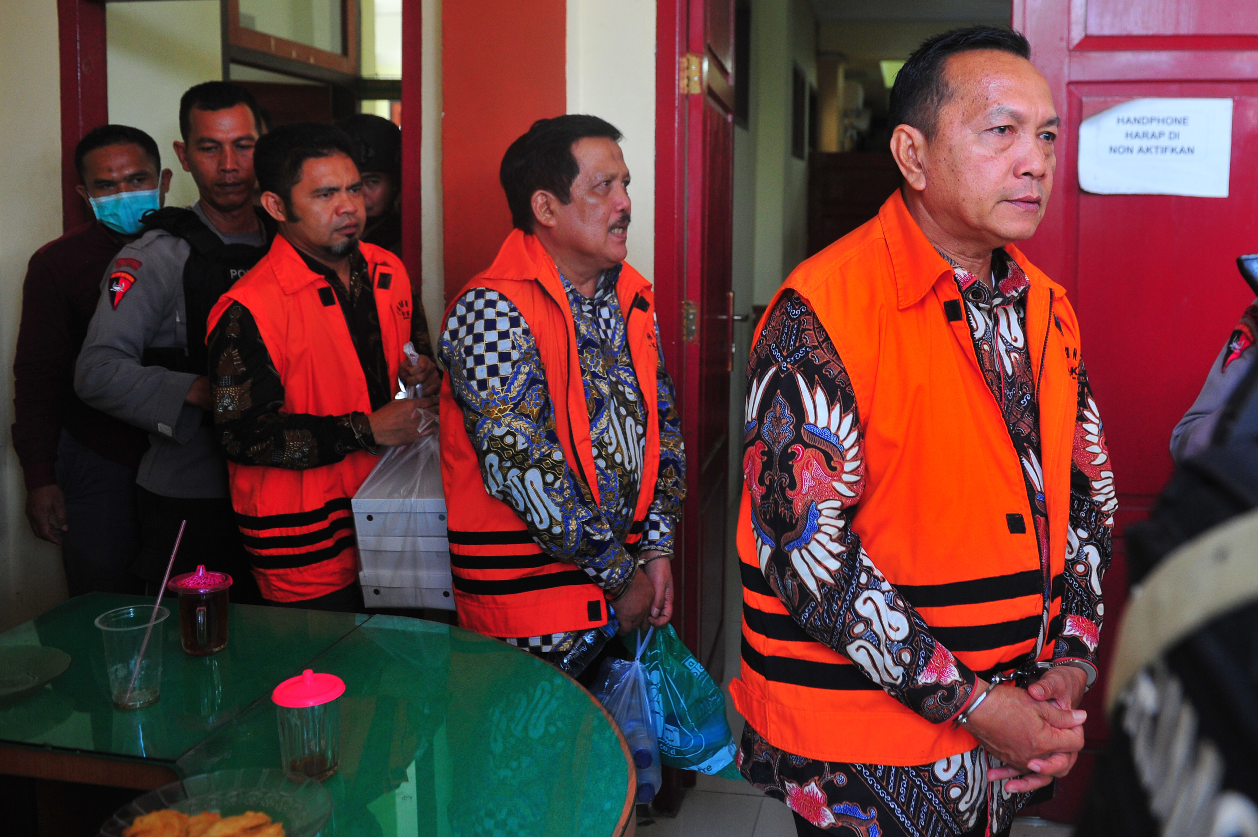 Tiga anggota DPRD Jambi periode 2014-2019 mendapat kawalan ketat jelang sidang