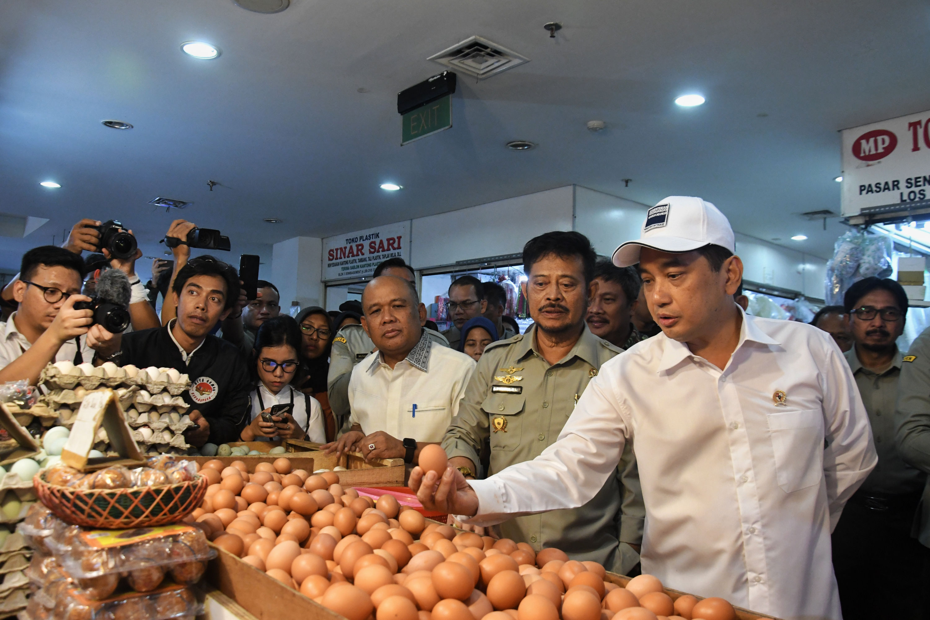 Menteri Perdagangan Agus Suparmanto (kanan) dan Menteri Pertanian Syahrul Yasin Limpo saat meninjau los pedagang di Pasar Senen.