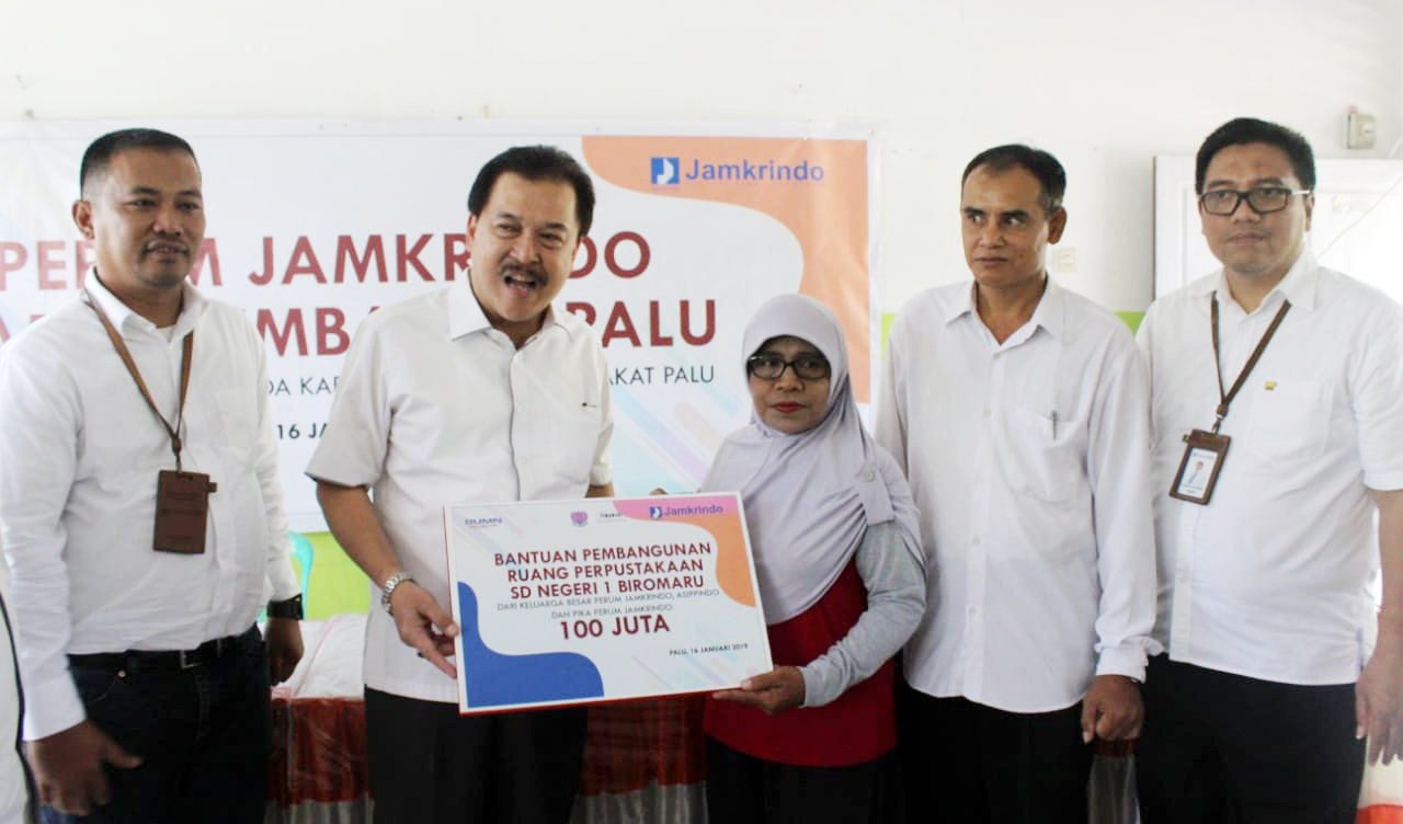 Dirut Perum Jamkrindo Randi Anto (tengah)