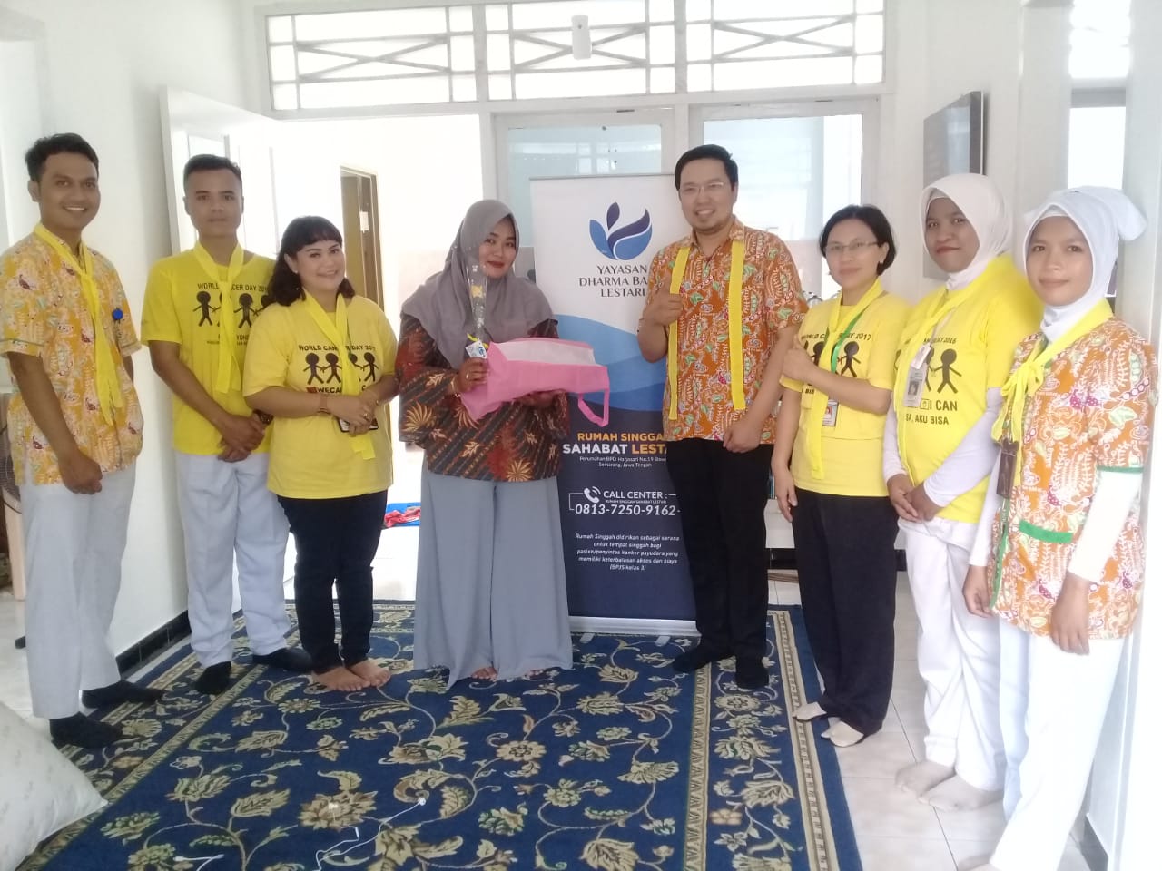 Pengurus Rumah Sakit (RS) Ken Saras sat mengunjungi Rumah Singgah Sahabat Lestari