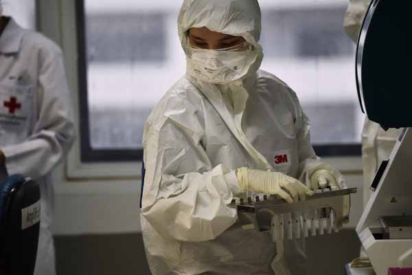 Teknisi laboratorium laukan tes sampel virus korona.