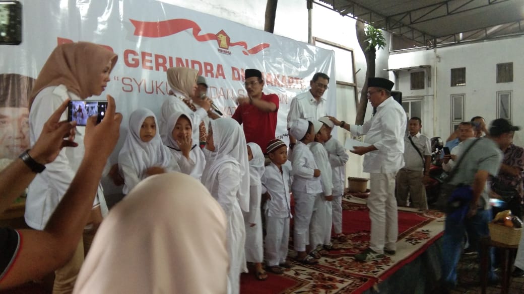 Ketua DPD Gerindra DKI Jakarta, Mohamad Taufik, memberi santunan buat anak yatim.