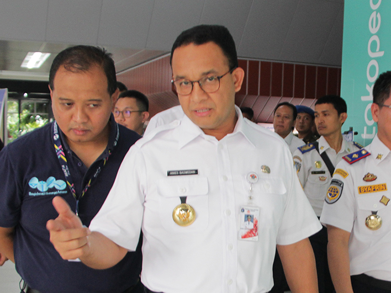 Gubernur DKI Jakarta Anies Baswedan (kanan)